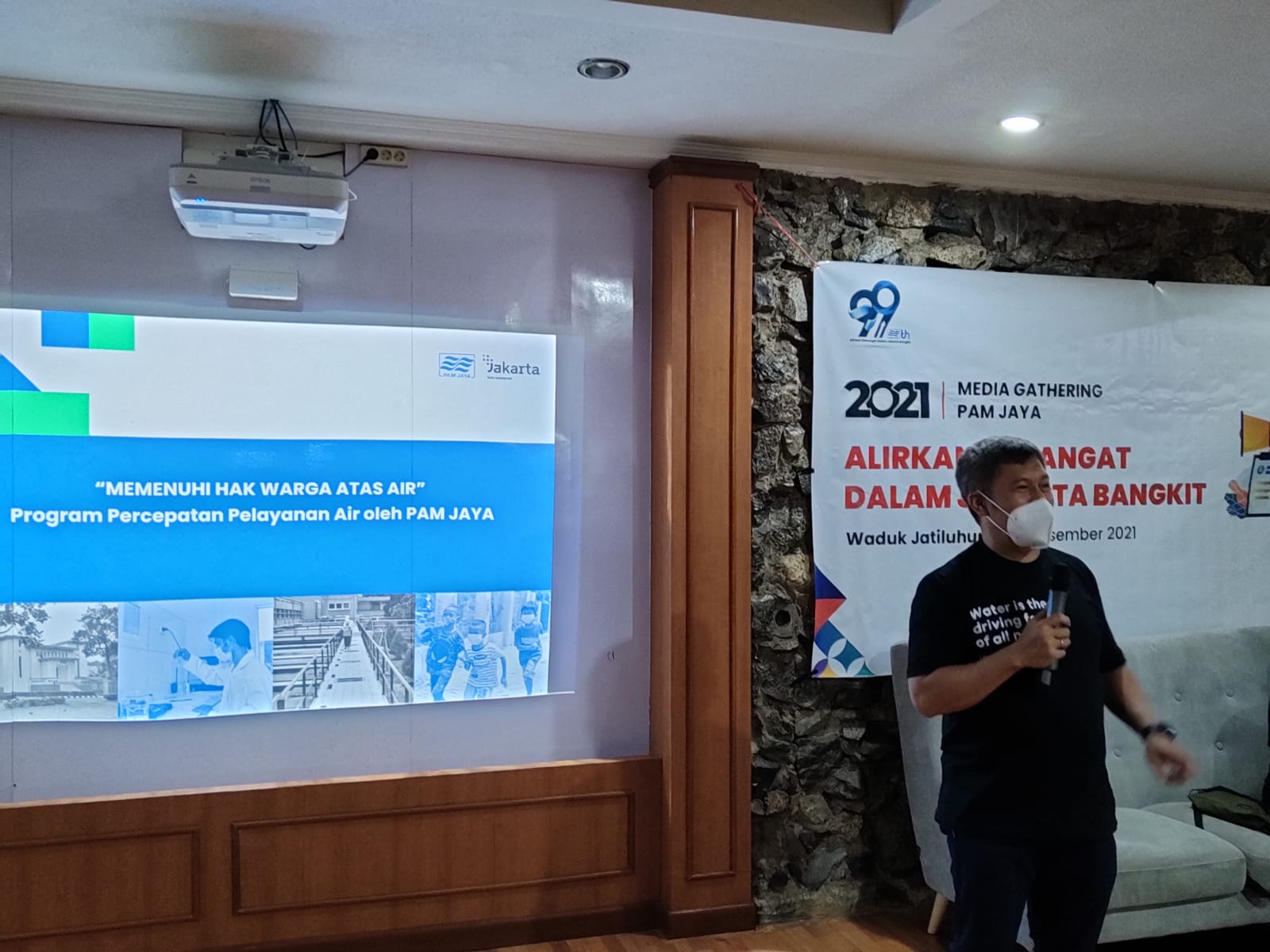 Dirut PDAM Jaya, Priyatno Bambang Hernowo, memberi keterangan pers, di Waduk Jatiluhur, Purwakarta, Jabar, Minggu (4/12).