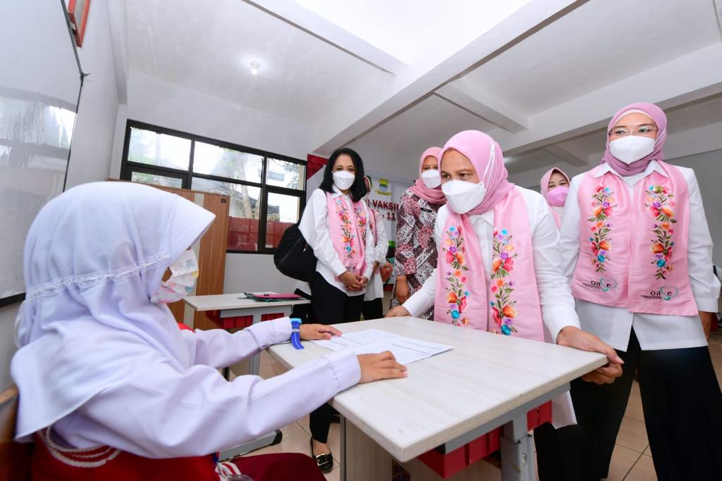 Ibu Negara Iriana saat meninjau vaksinasi covid-19 untuk anak-anak di Bandung.