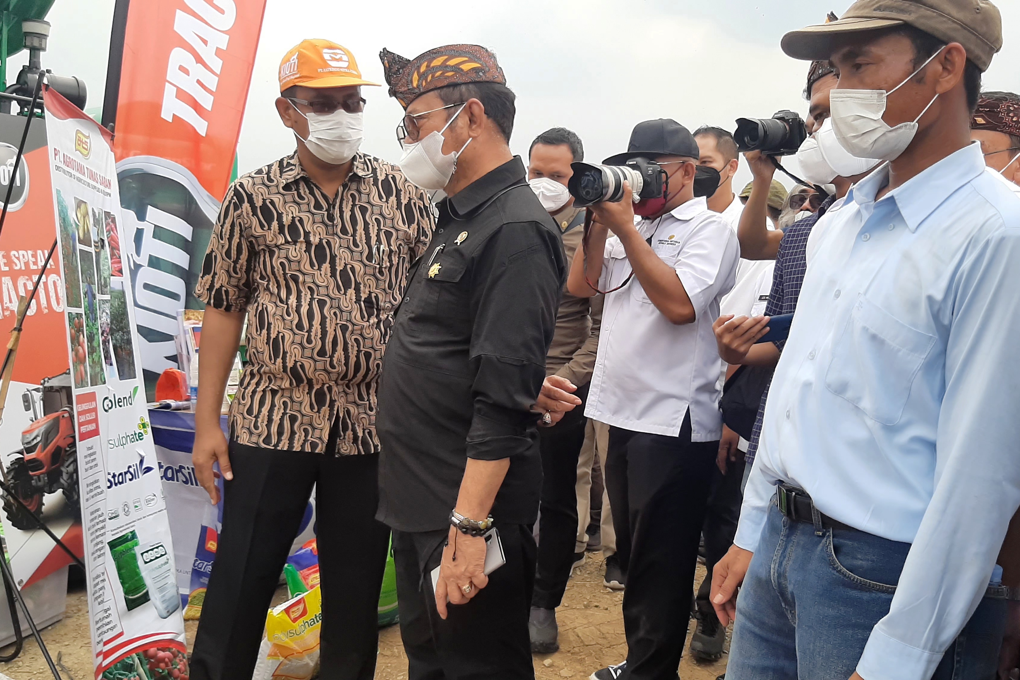 Mentan SYL (kedua dari kiri) memantau alat pertanian yang canggih saat meninjau BBPOPT di Karawang.