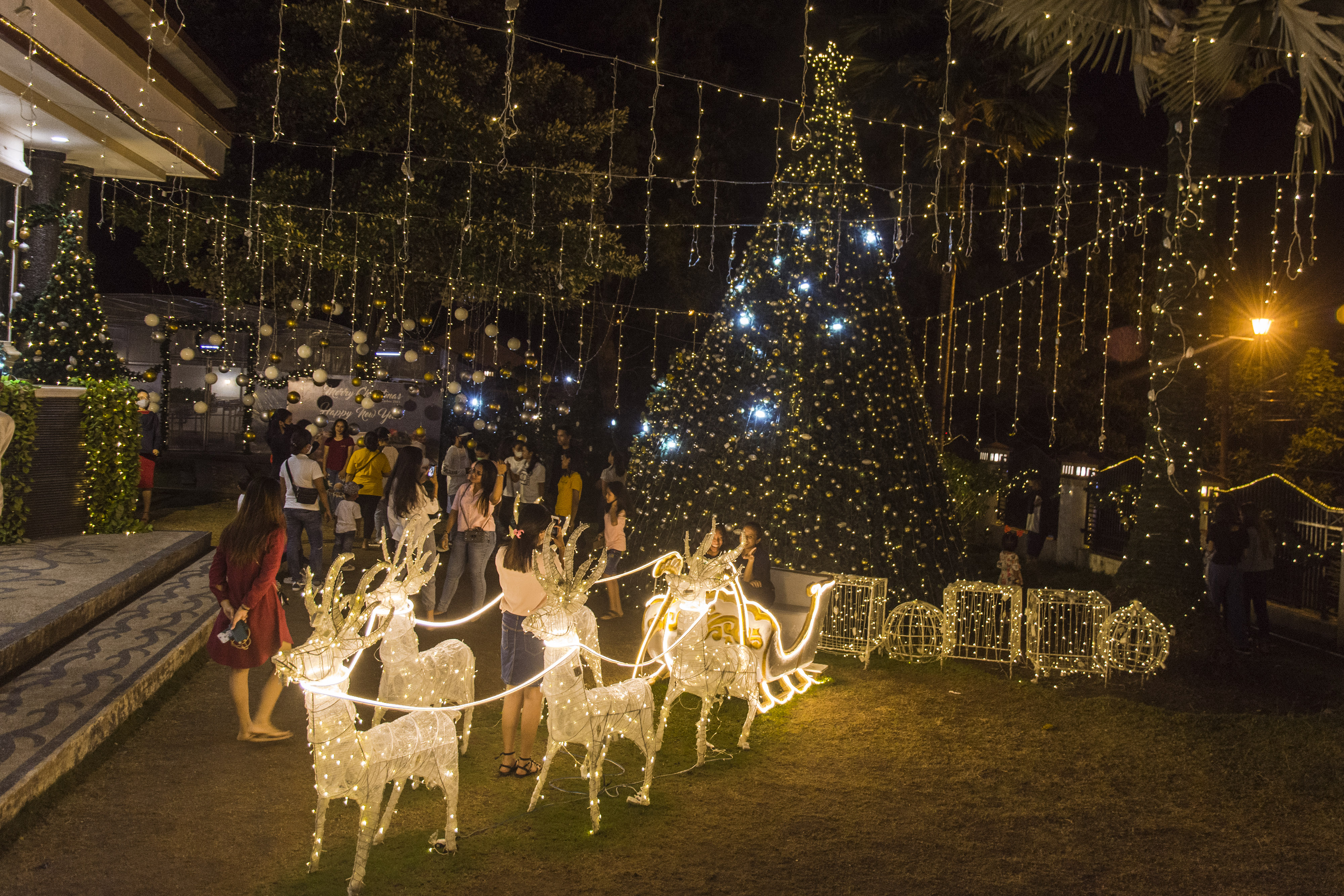 Ilustrasi-- Sejumlah warga mengunjungi pohon Natal besar dan hiasan kereta Santa Claus di rumah dinas Wali Kota Ambon, Provinsi Maluku.