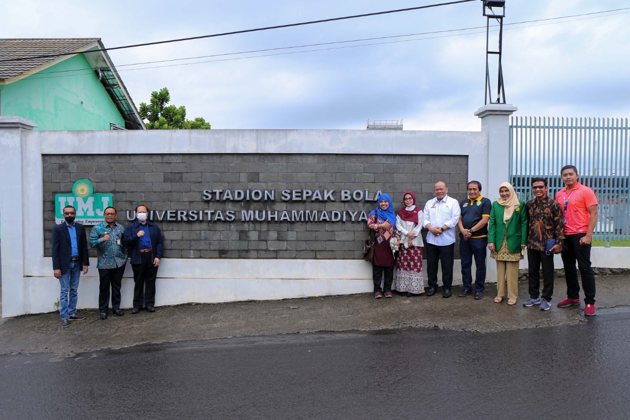 Ketua DPD RI LaNyalla Mahmud Mattalitti di Stadion Sepak Bola UMJ