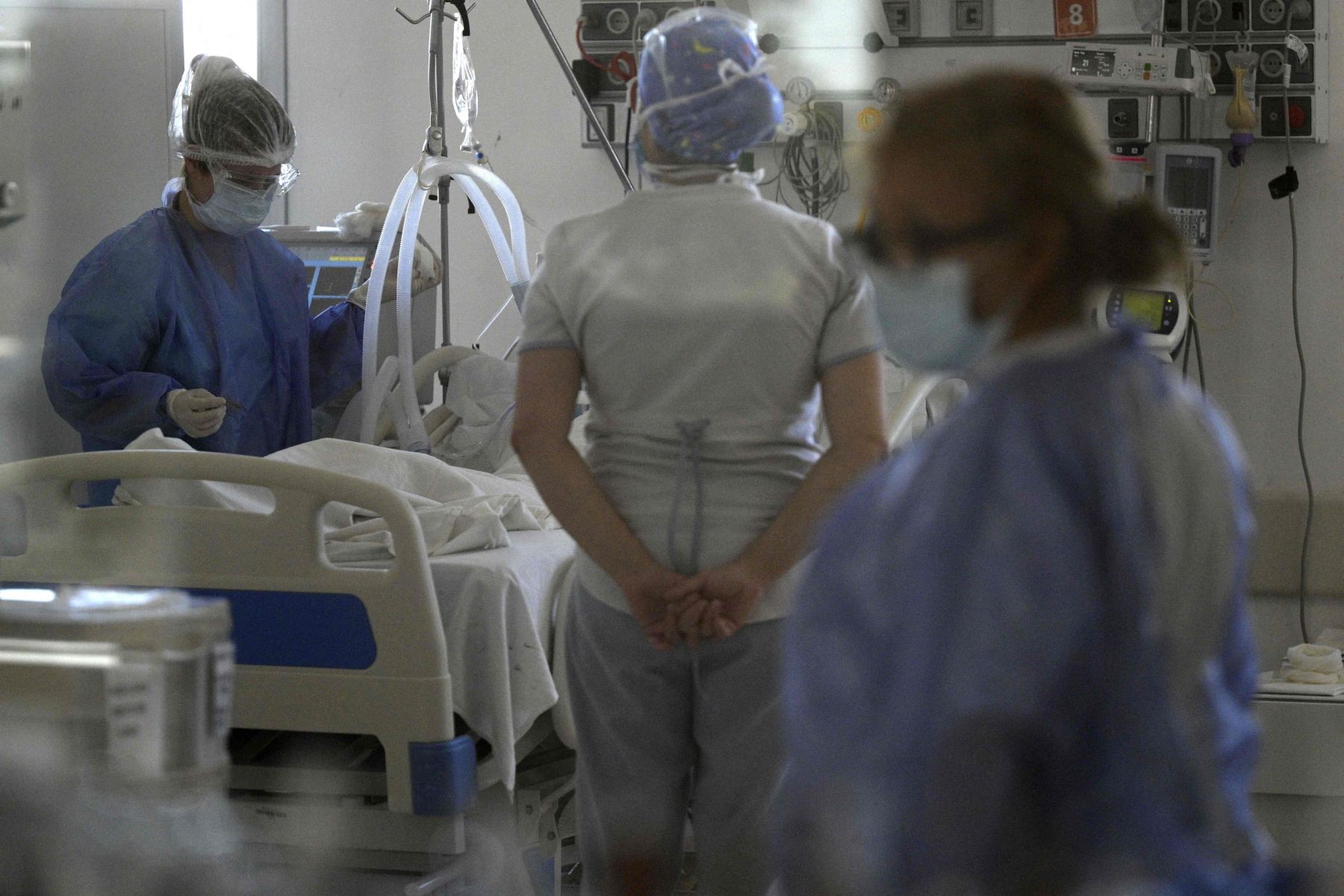 Dokter merawat pasien di ruang ICU Rumah Sakit Professor Alejandro Posadas di Buenos Aires, Argentina. 