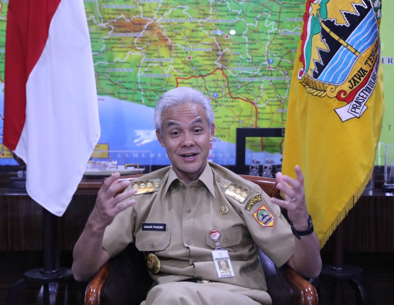 Gubernur Jawa Tengah Ganjar Pranowo meminta kepada jajarannya dan masyarakat untuk lebih waspada terkait terdeteksinya varian Omicron.