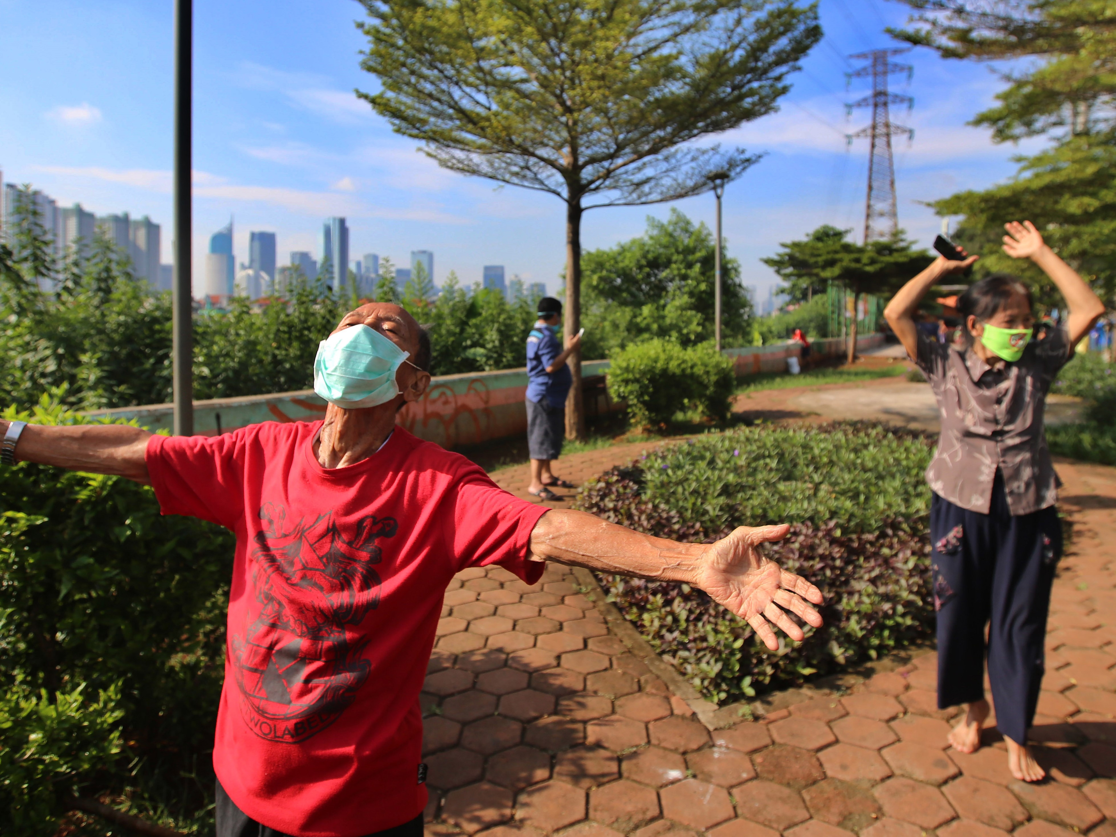 Warga berjemur di kawasan Petamburan, Jakarta.
