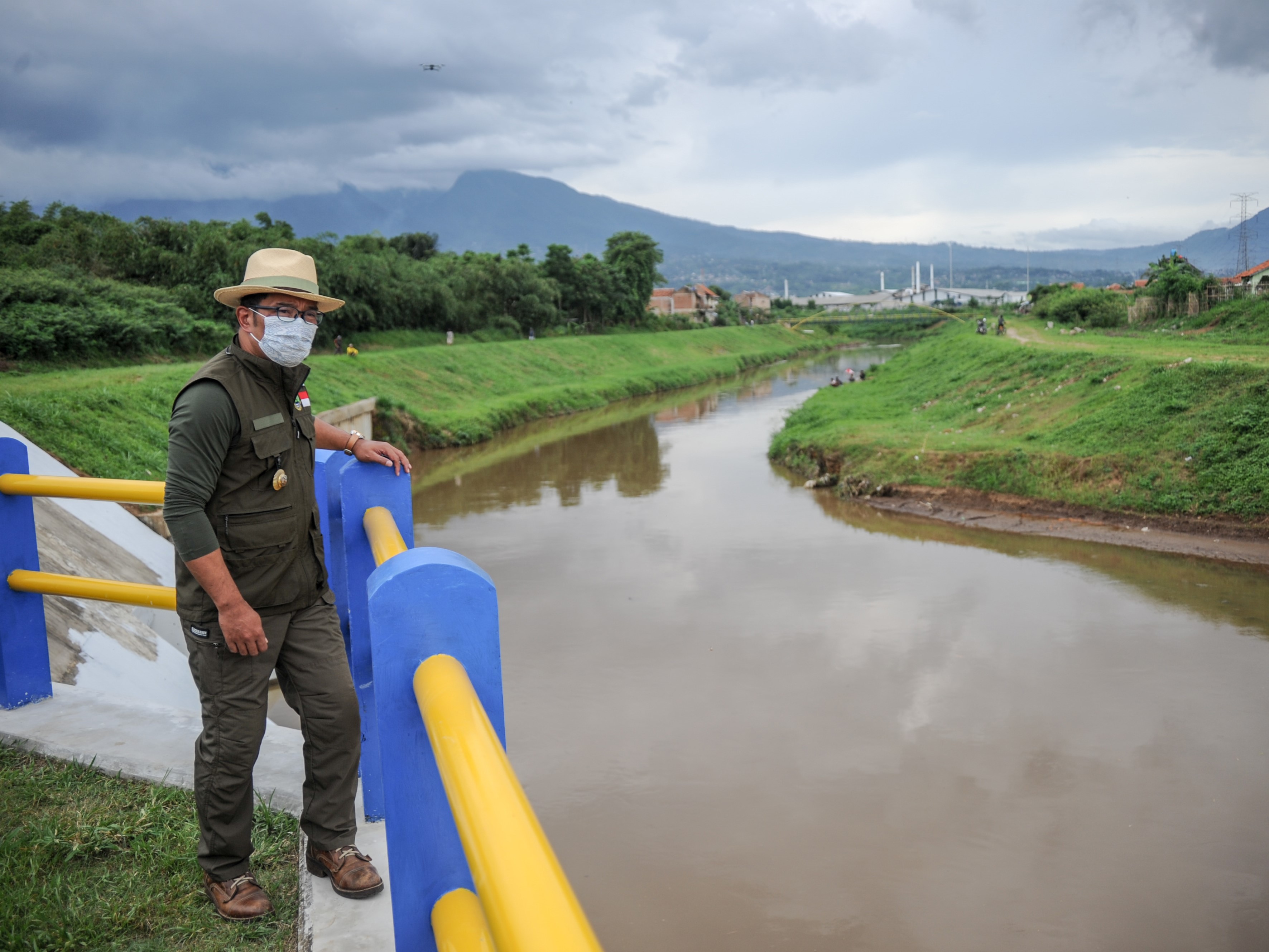 Gubernur Jawa Barat Ridwan Kamil meninjau Sodetan Cisangkuy di Pameungpeuk, Kabupaten Bandung, Jawa Barat, Senin (22/11/2021).