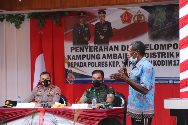 Salah satu anggota kelompok bersenjata (tiga kanan) Kampung Ambaidiru, Distrik Kosiwo, Kepulauan Yapen, Papua, yang menyerahkan diri.