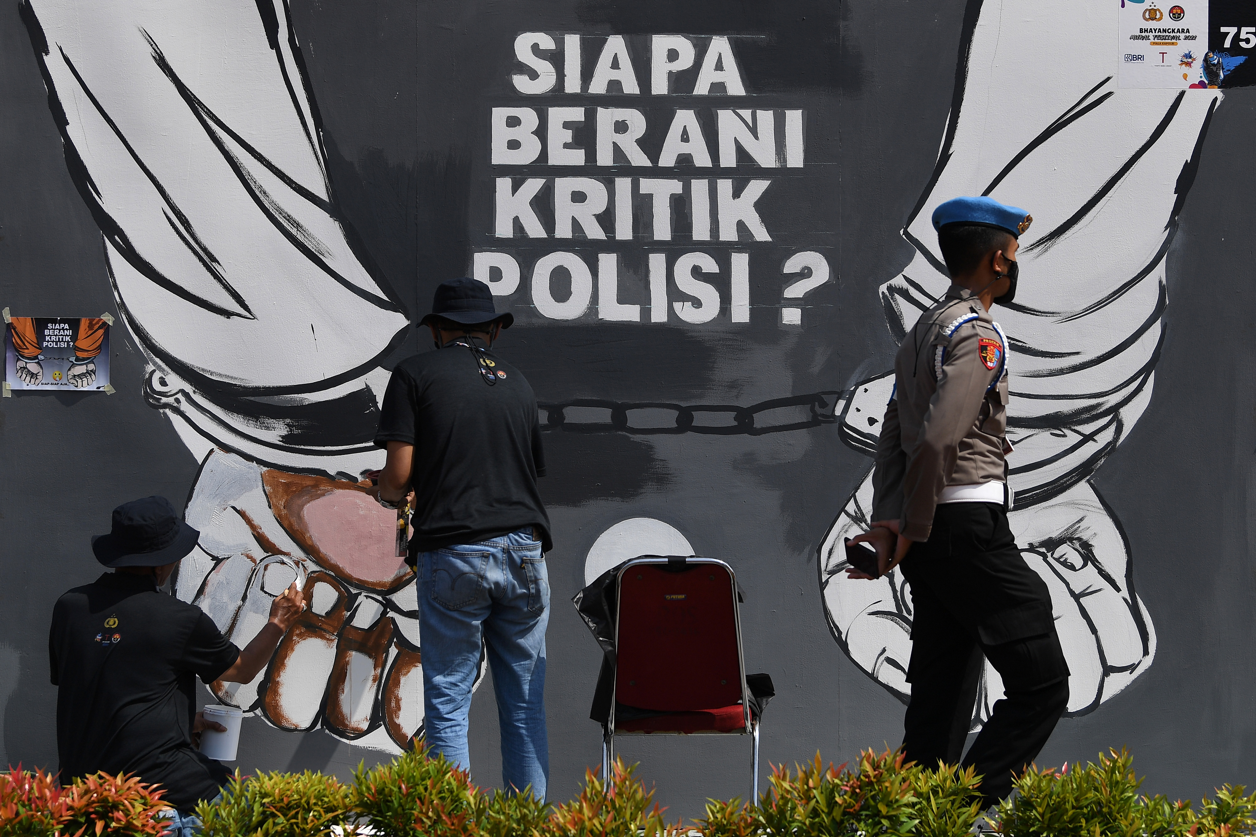 Seniman tengah membuat mural saat lomba mural mengkritik Polri, di Polda Metro Jaya, beberapa waktu lalu.