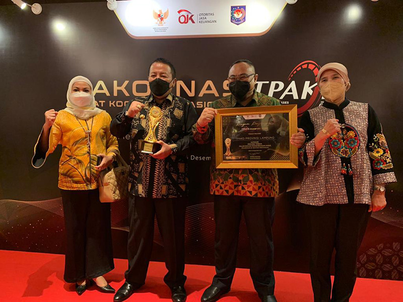 Gubernur Lampung H Arinal Djunaidi menerima penghargaan provinsi terbaik dalam inovasi pengembangan akses keuangan di sektor pertanian dalam