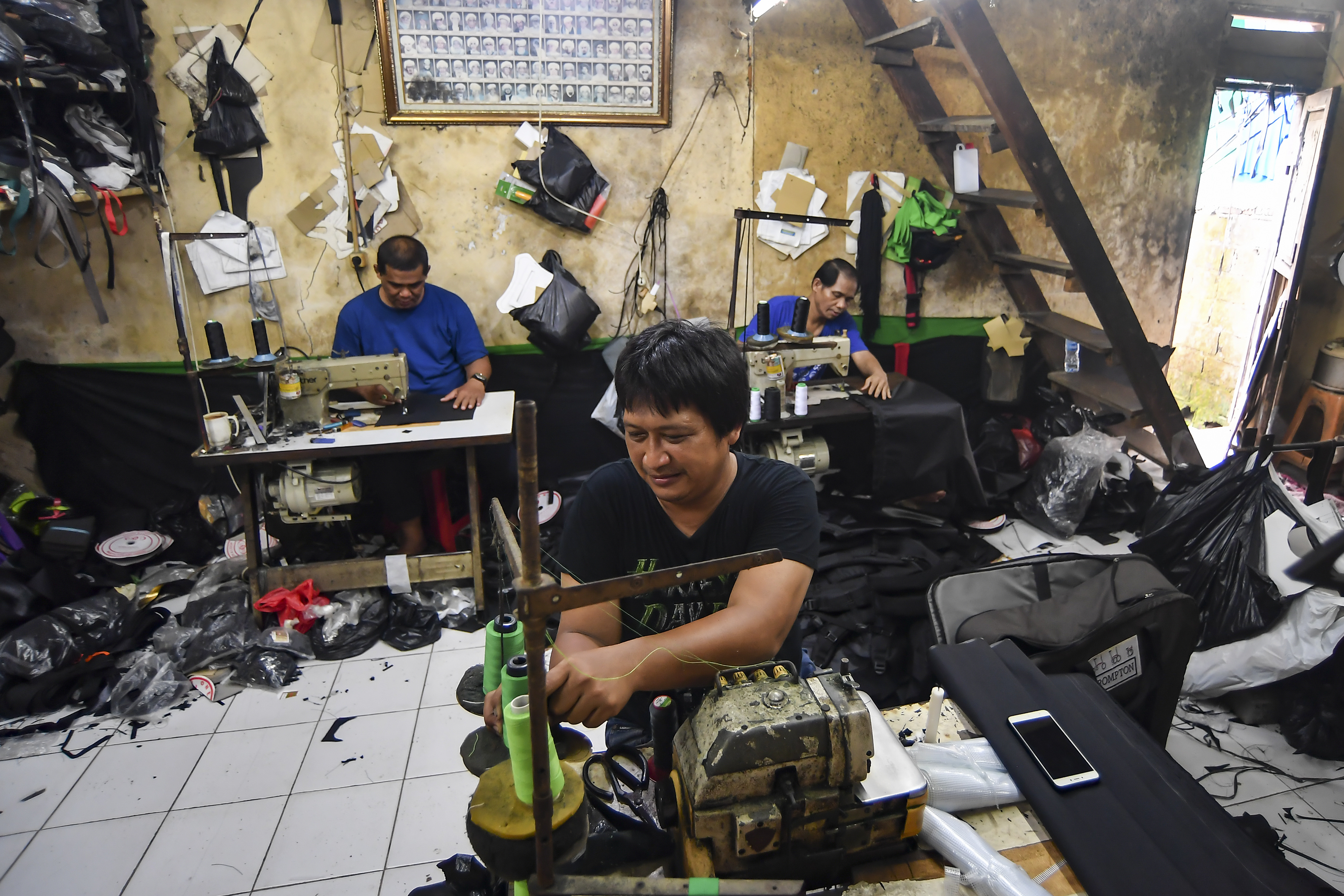 Pekerja konveksi menyelesaikan pesanan tas di Jakarta.