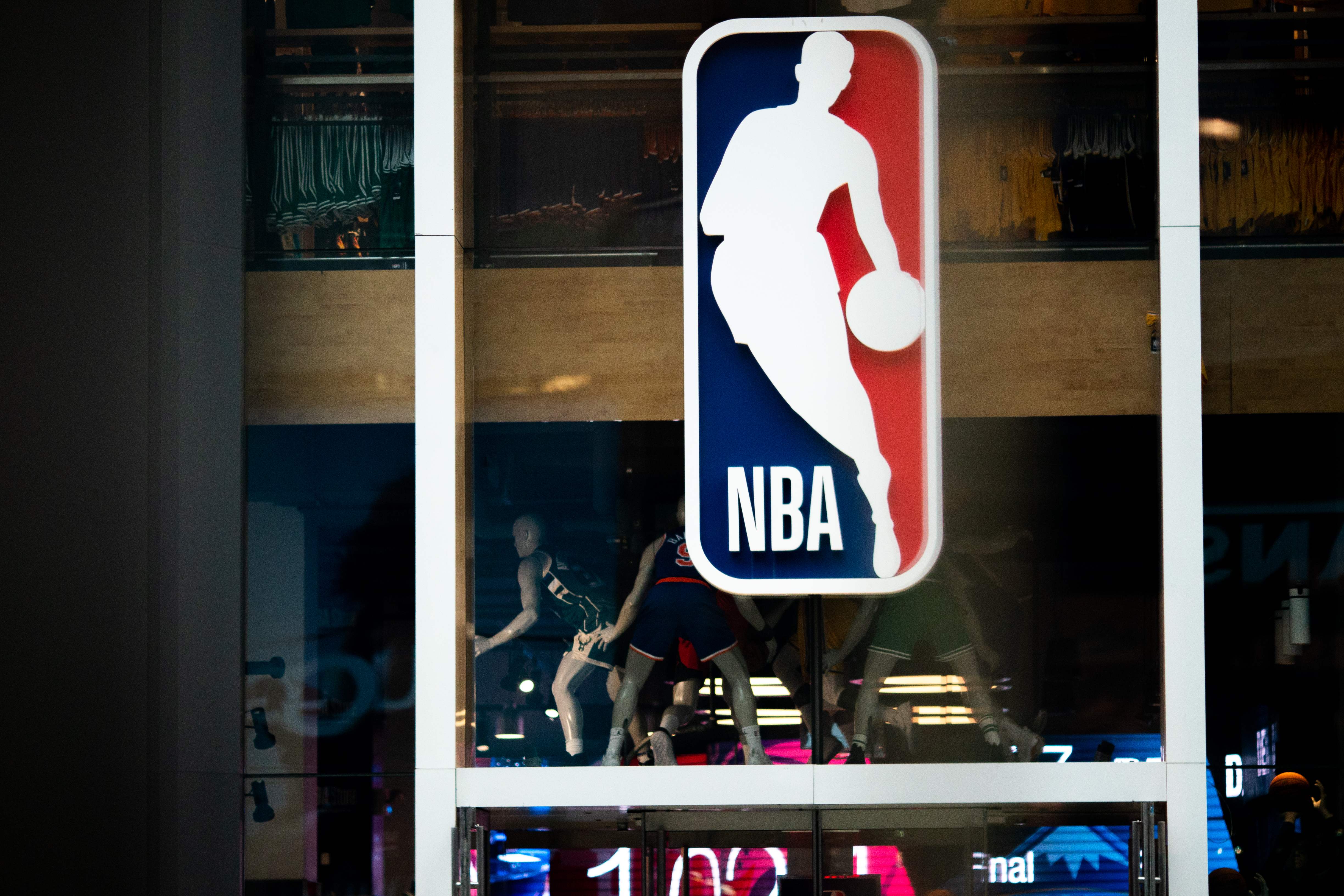 Logo NBA terlihat di sebuah toko di New York City.