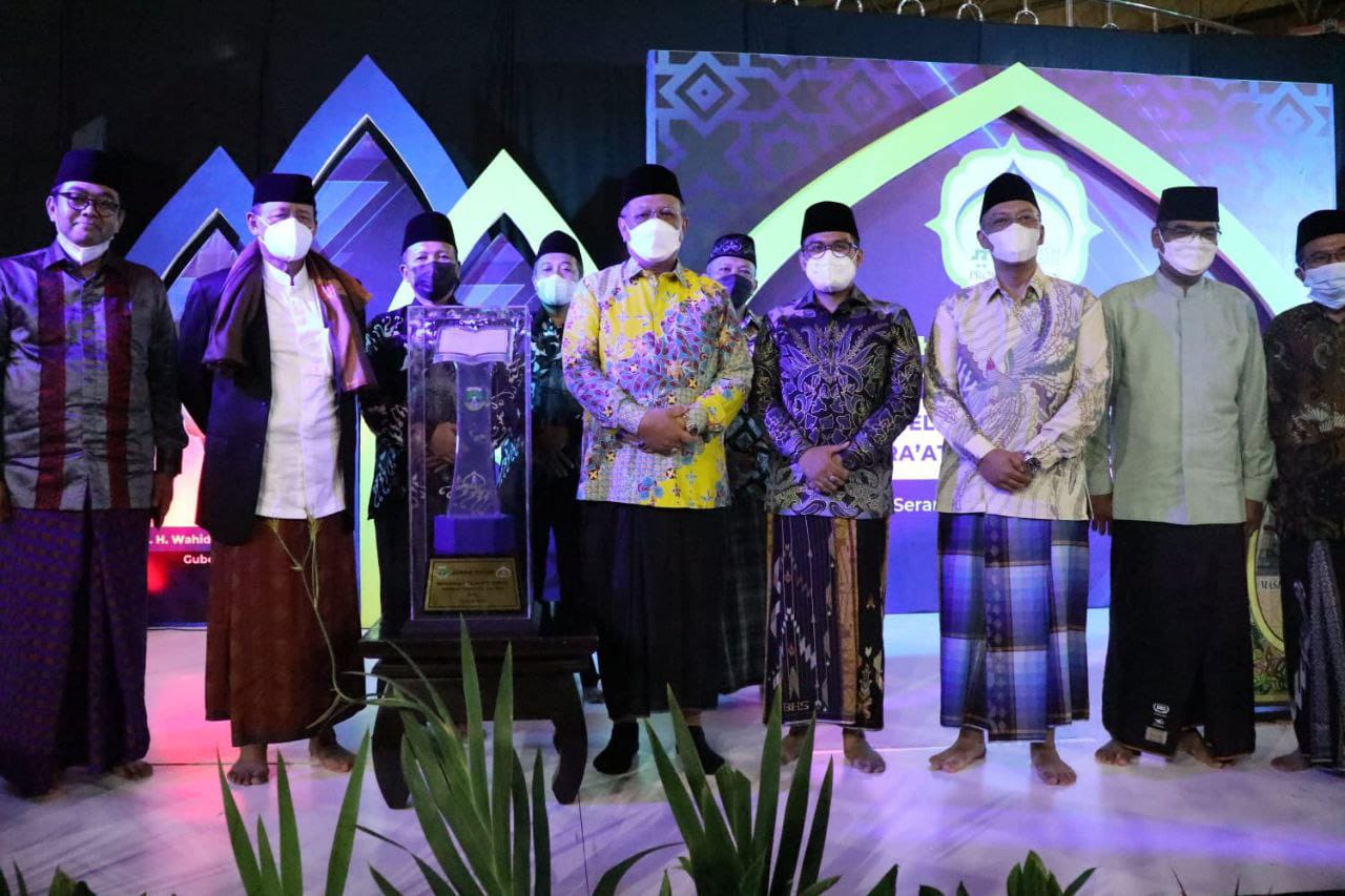 Penyerahan trofi juara umum MTQ Banten kepada Pemkot Tangsel