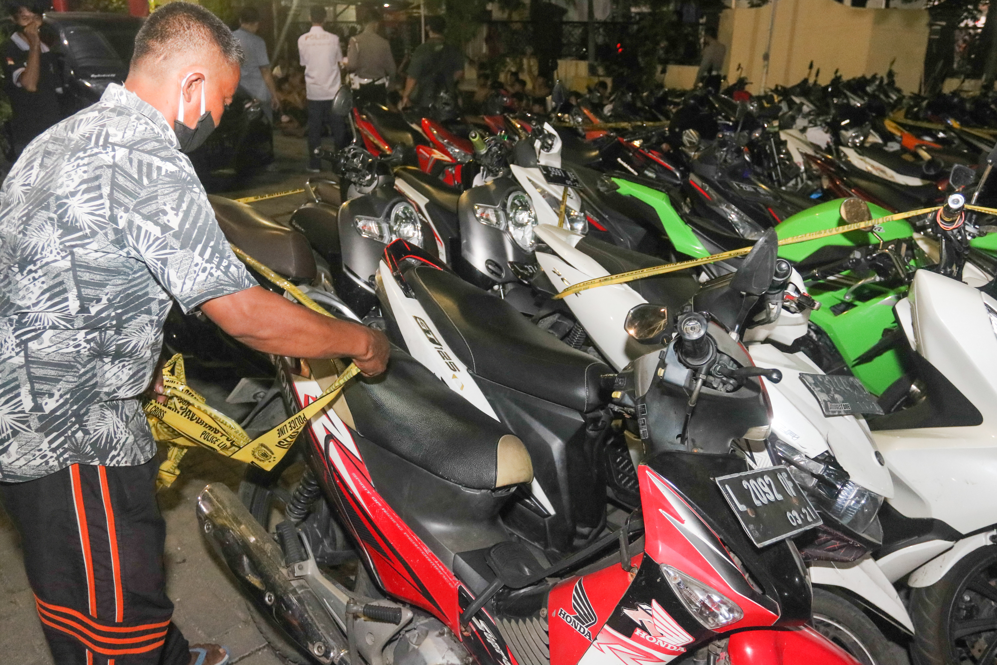 Polisi mengamankan motor yang digunakan untuk balap liar