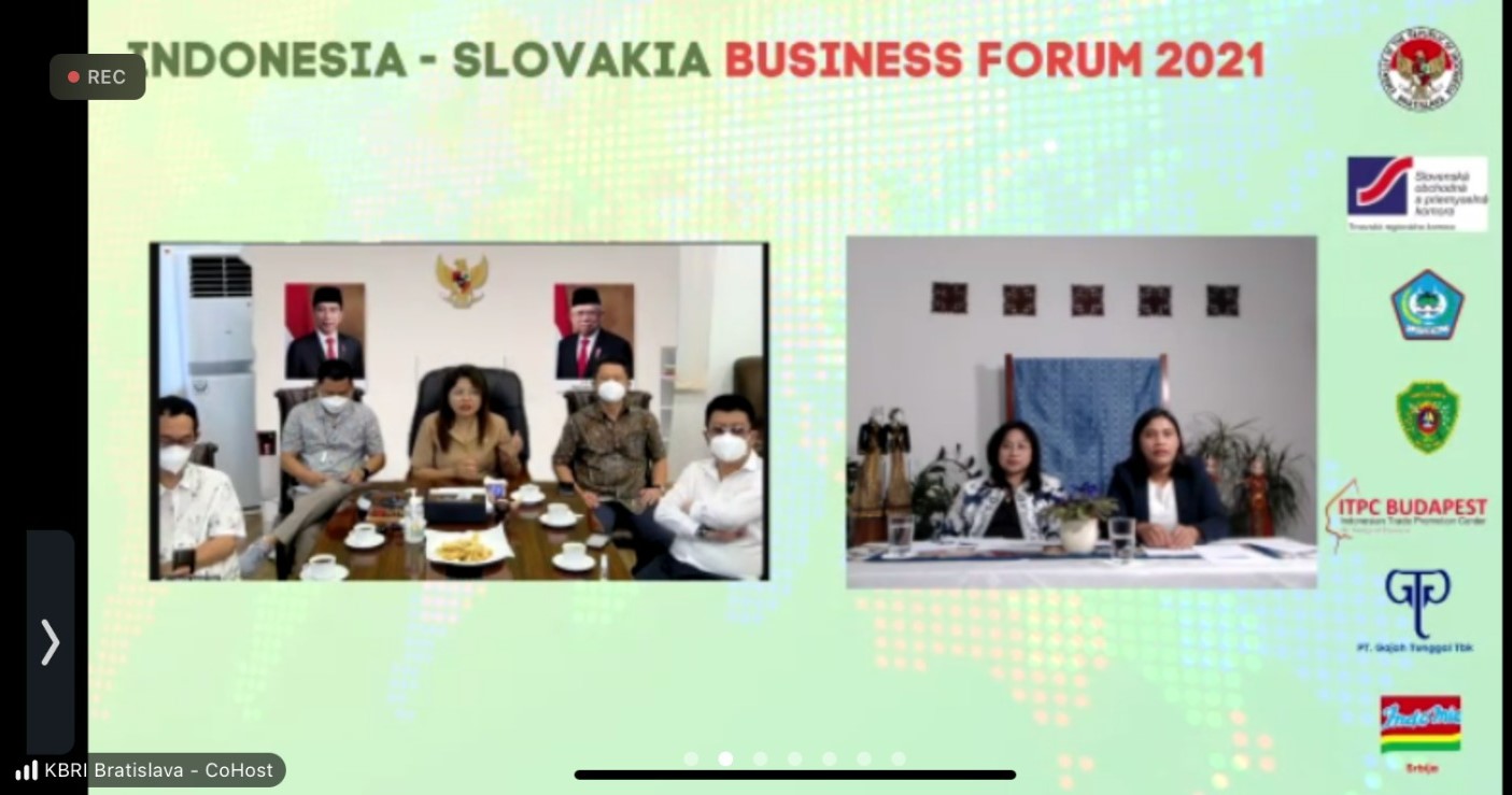 Pemkot Bitung, Sulut (kanan) memaparkan potensi usaha yang ada, Kuasa Usaha Ad Interim RI, Dian Priheryanti Havid (batik,kiri)