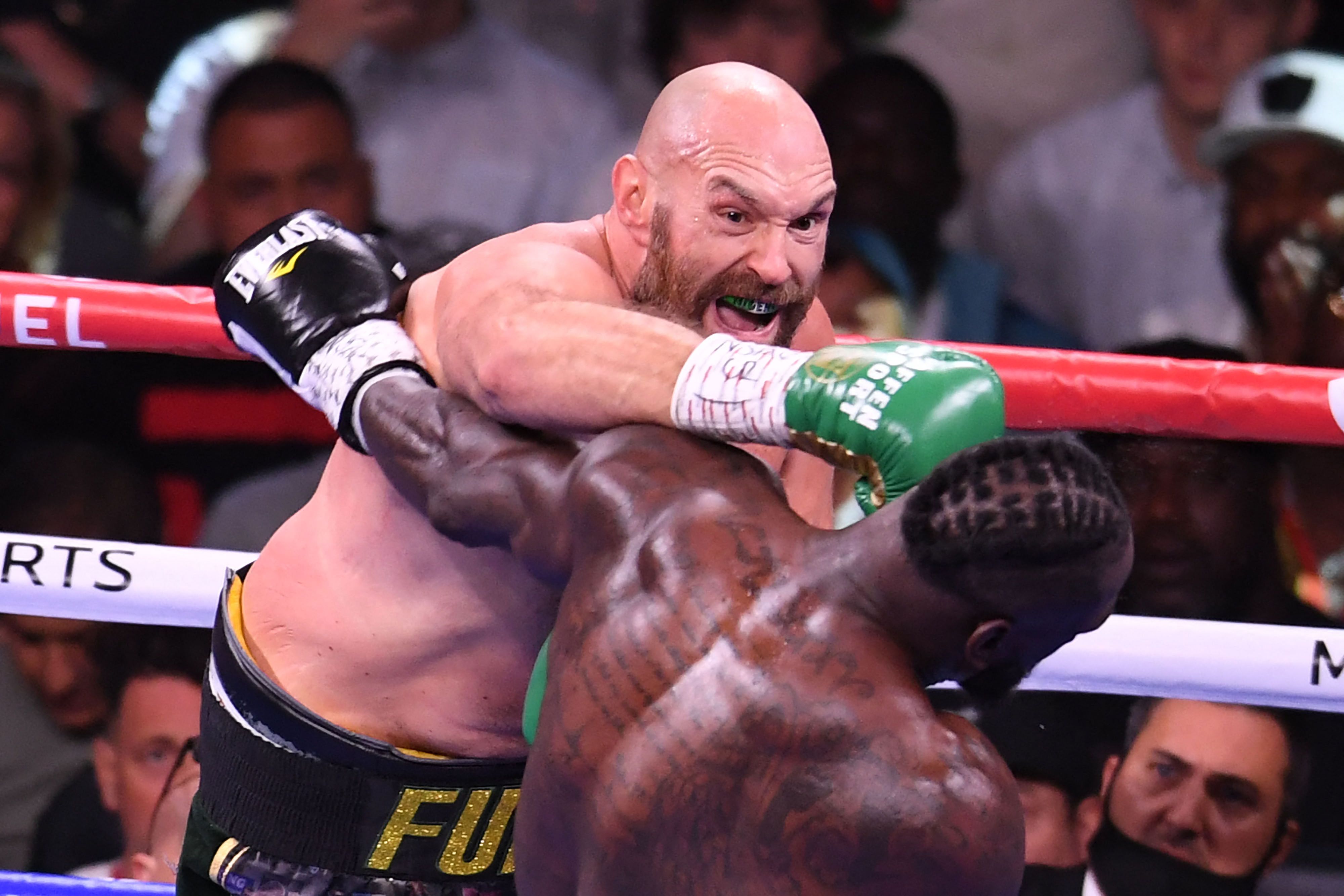 Juara tinjun kelas berat dunia versi WBC Tyson Fury (kiri) 