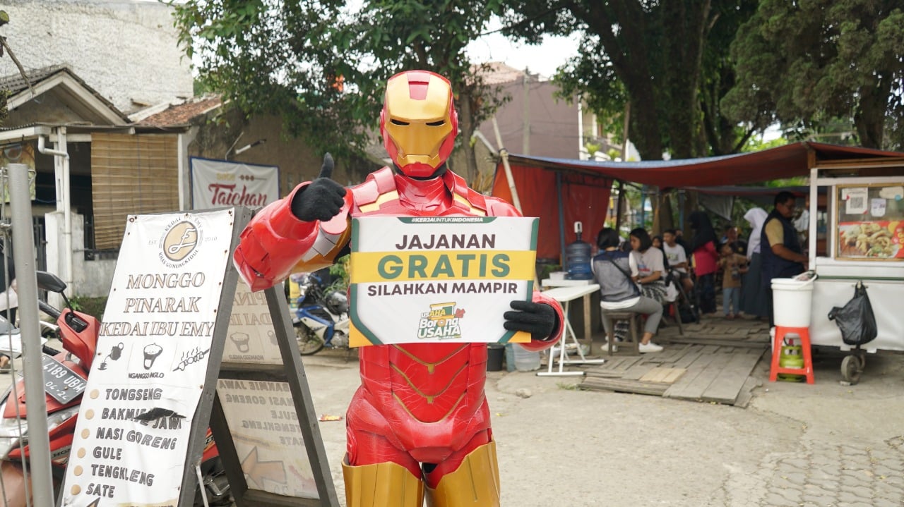 Kelompok UMKM usAHA binaan Airlangga Hartarto memborong dagangan para pedagang kaki lima di Kabupaten Bandung Barat.