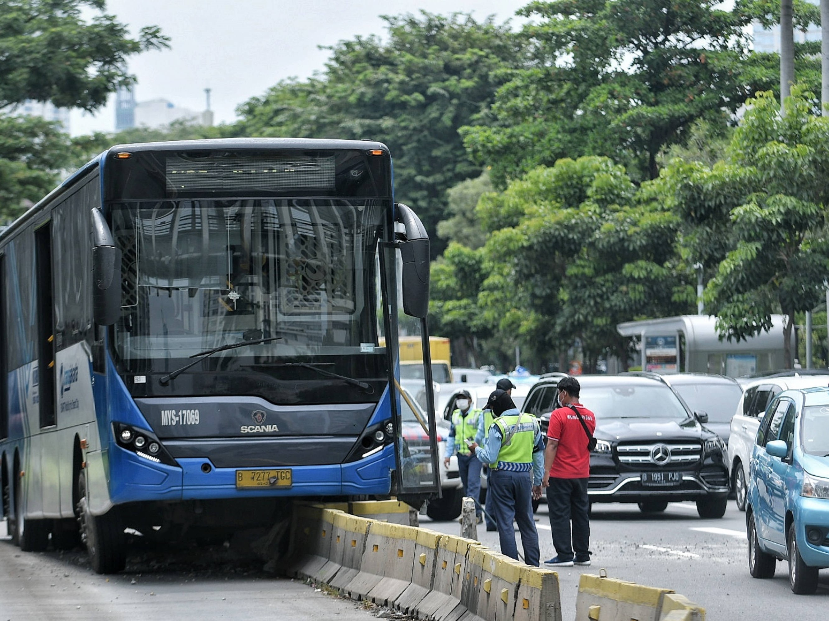 Bus Trans-Jakarta Tabrak Separator di Depan Ratu Plaza