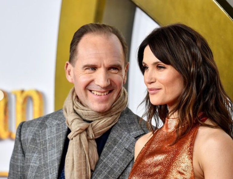 Ralph Fiennes (kiri) dan Gemma Arterton saat menghadiri pemutaran perdana The King's Man di London.