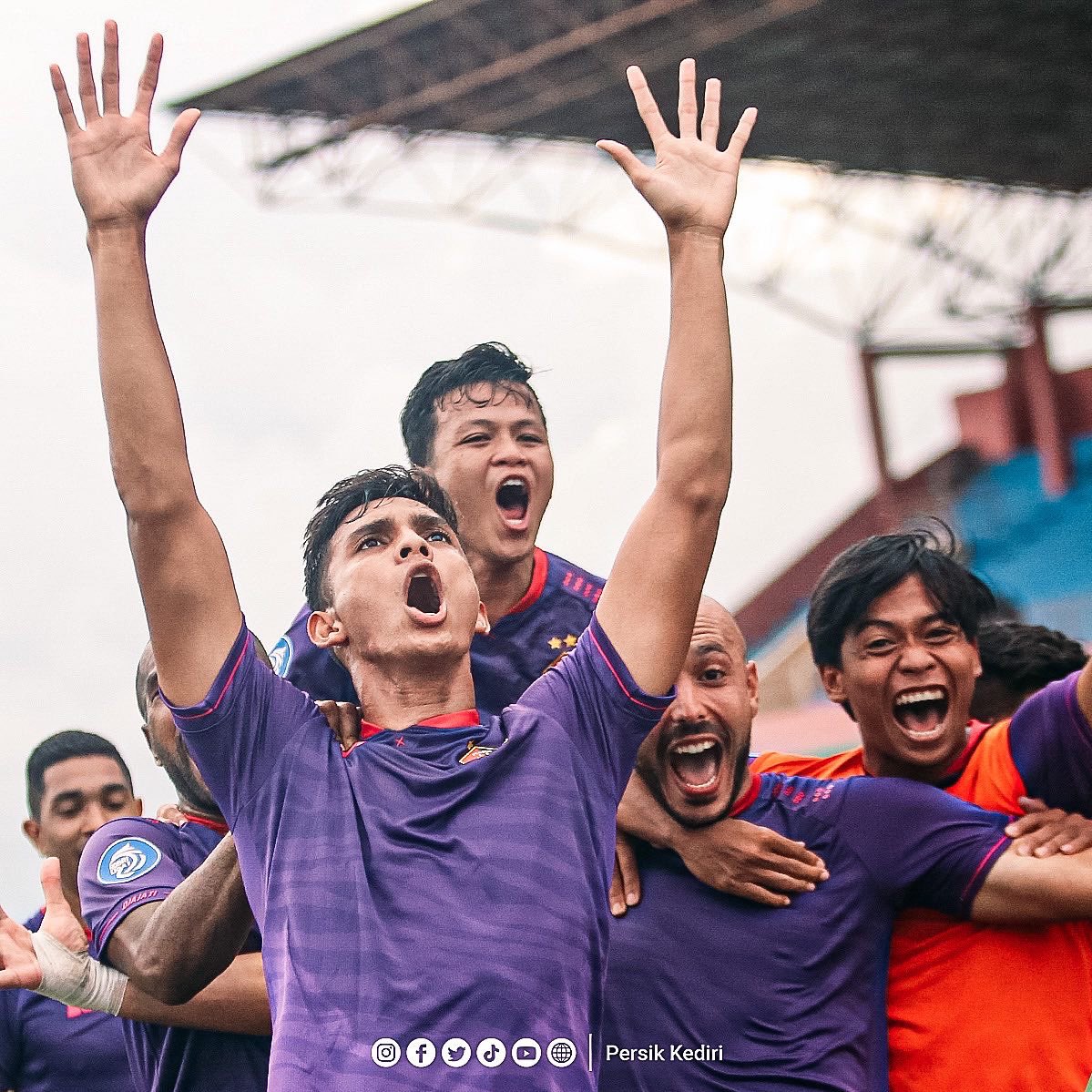 Pemain Persik Kediri merayakan kemenangan