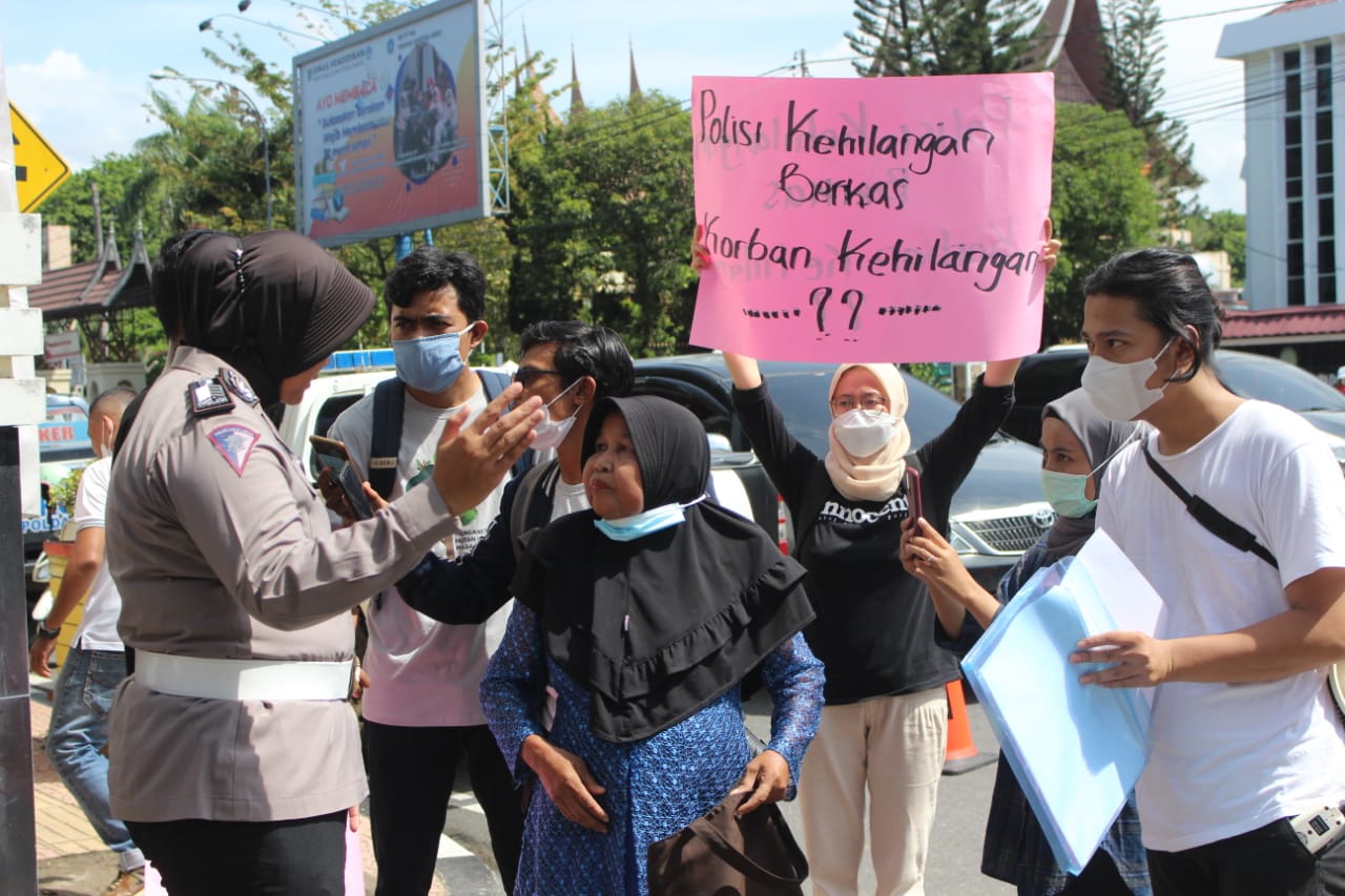 Dasni tengah berdebat dengan seorang anggota Polwan saat menggelar aksi di depan kantor Polda Sumatra Barat