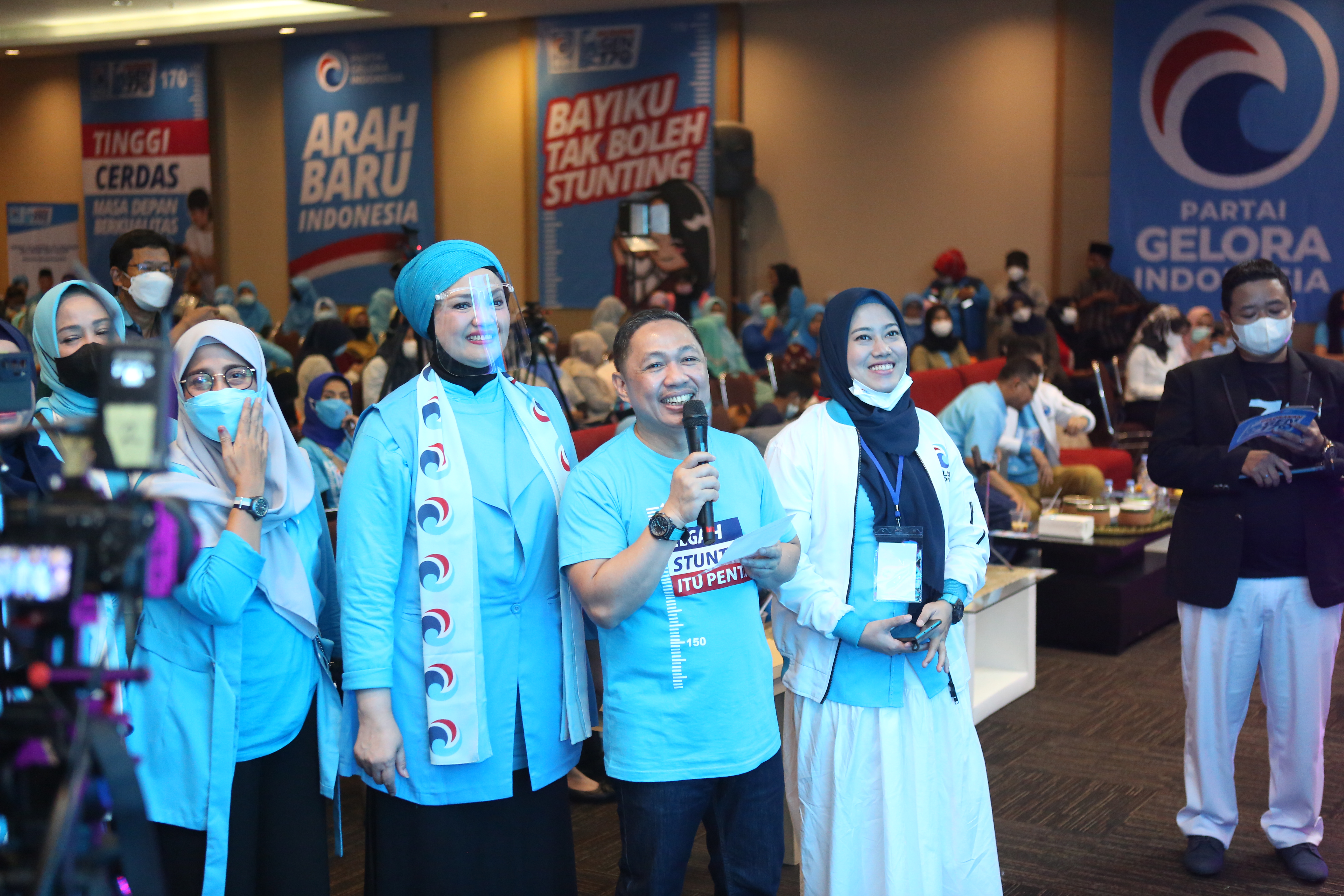 Ketua Umum Partai Gelombang Rakyat (Gelora) Indonesia, Annis Matta (tengah) meluncurkan gerakan 'Gelorakan Gen 170' di Tangerang Selatan.. 