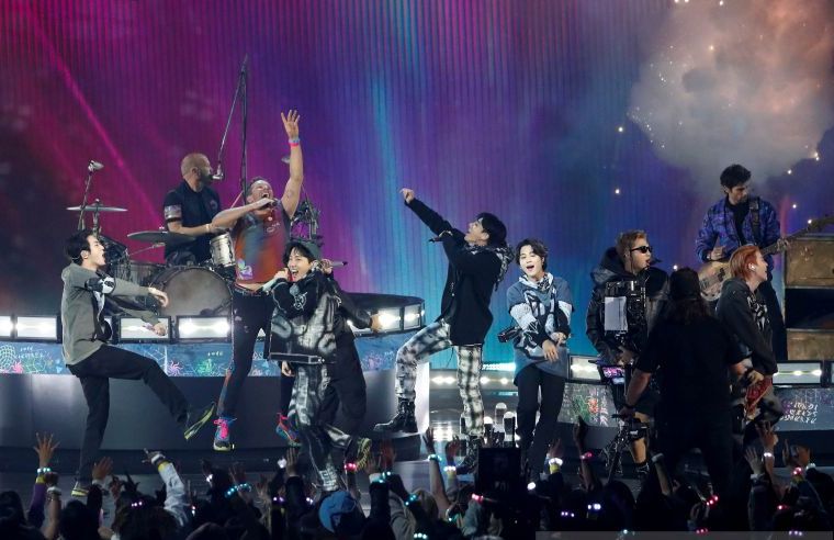 Grup musik BTS dan Coldplay beraksi dalam gelaran 49th Annual American Music Awards di Microsoft Theatre, Los Angeles, California, AS.