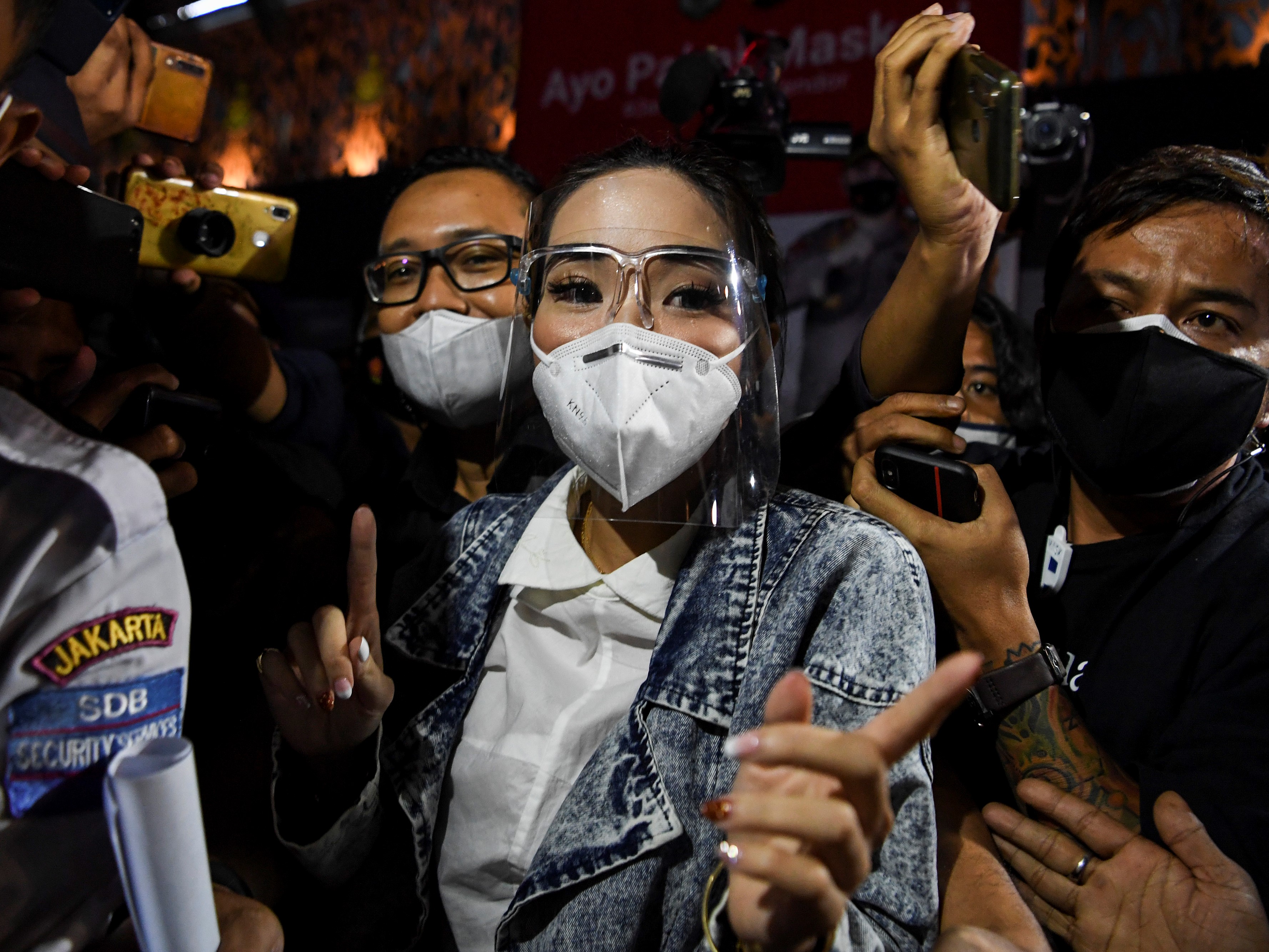 Artis Gisella Anastasia berjalan menuju mobilnya usai diperiksa di Gedung Direstkrimsus Polda Metro Jaya, Jakarta, Jumat (8/1/2021).