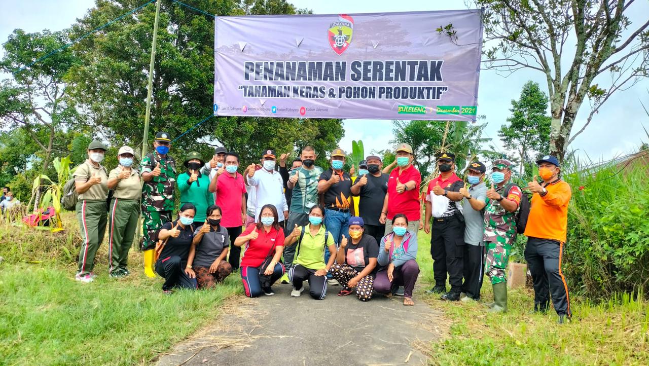 Kodim 1609/Buleleng menanam pohon secara serentak di dua desa di kabupaten Buleleng, Sabtu (4/12/2021). 