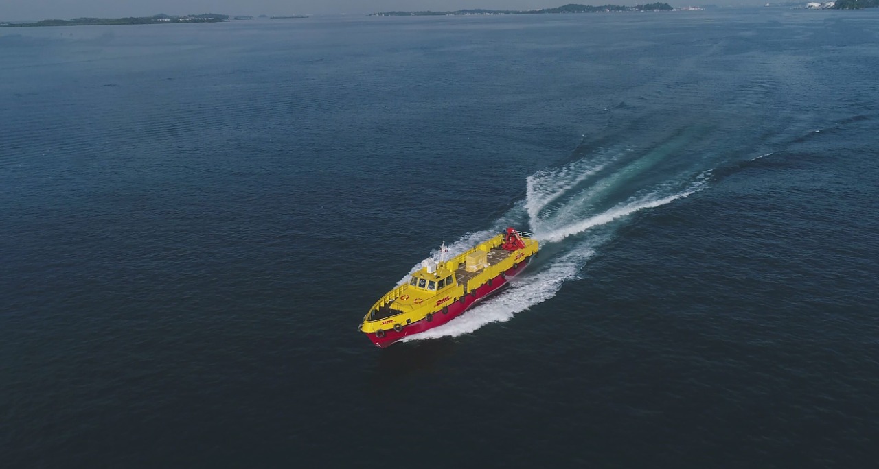 DHL meluncurkan DHL Batam Yellow Boat guna melayani pengiriman Batam-Singapura 