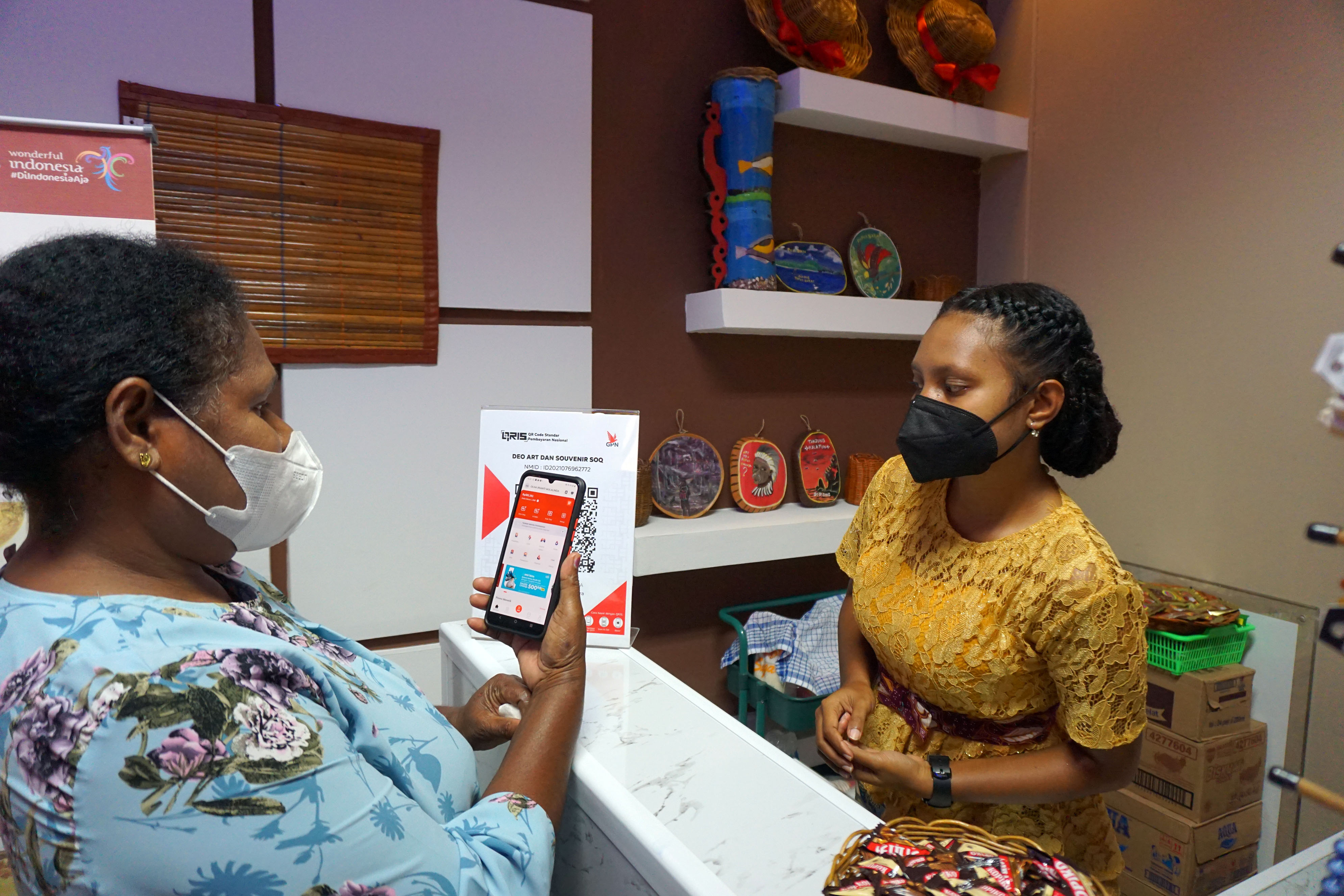  Warga bertransaksi secara digital di pojok UMKM Binan Bank Indonesia di Bandara Domine Eduard Osok (DEO) Kota Sorong, Papua Barat.