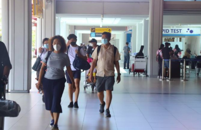 Para wisatawan mancanegara tiba di Bandara Internasional Ngurah Rai, Bali.