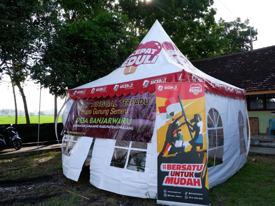 Posko Desa Banjarwaru ini menampung bantuan logistik dan pengungsi yang terdiri dari orang dewasa hingga anak-anak. 