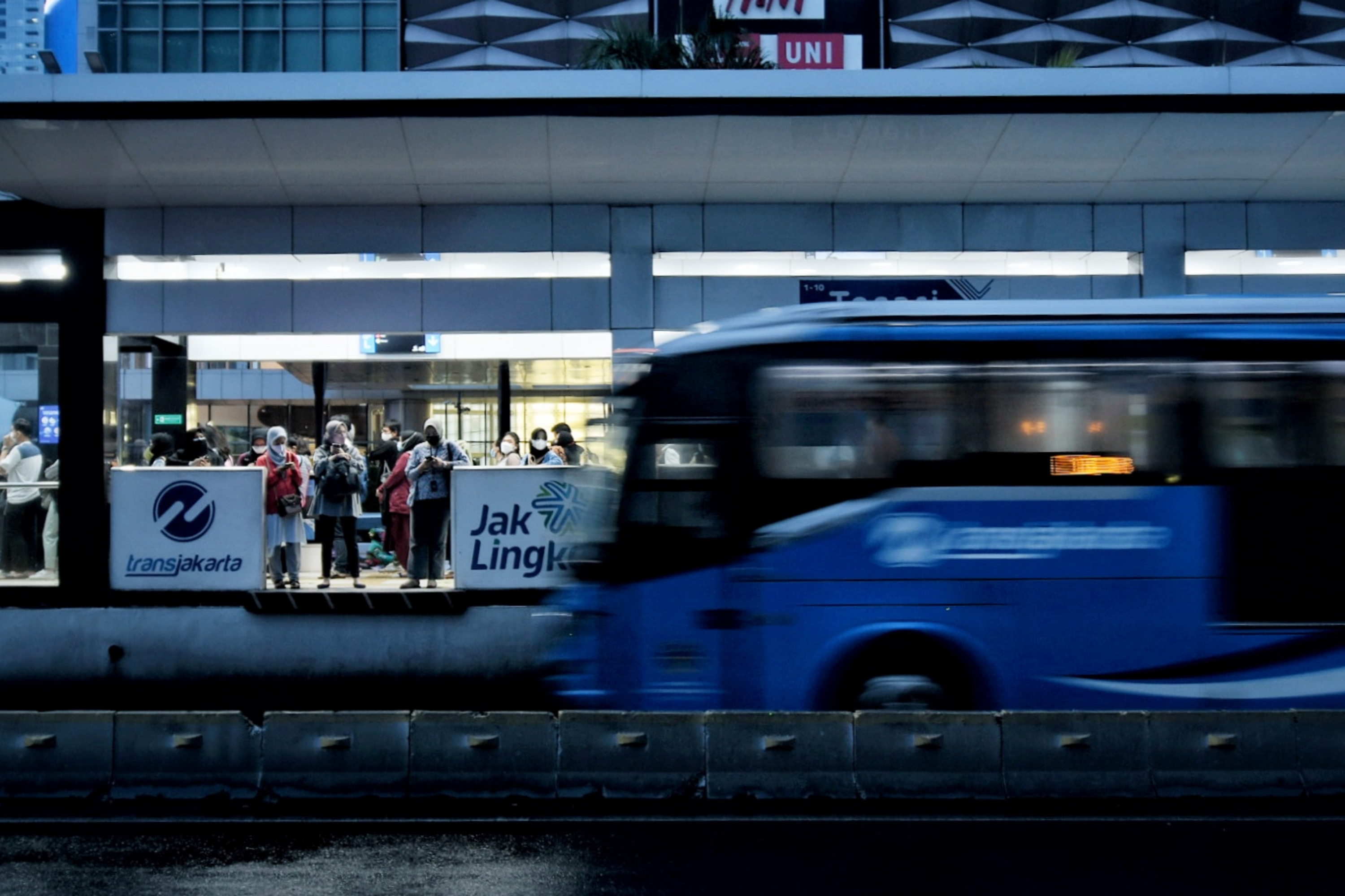 Calon penumpang menunggu kedatangan bus Transjakarta di halte Tosari, Jakarta.