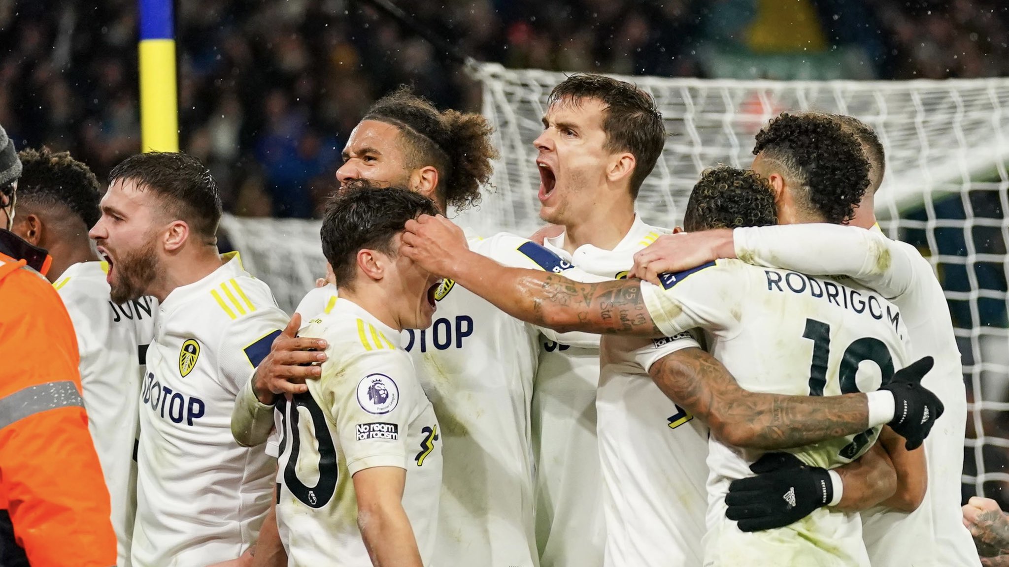 Para pemain Leeds United melakukan selebrasi usai mencetak gol ke gawang Crystal Palace di laga Liga Primer Inggris.