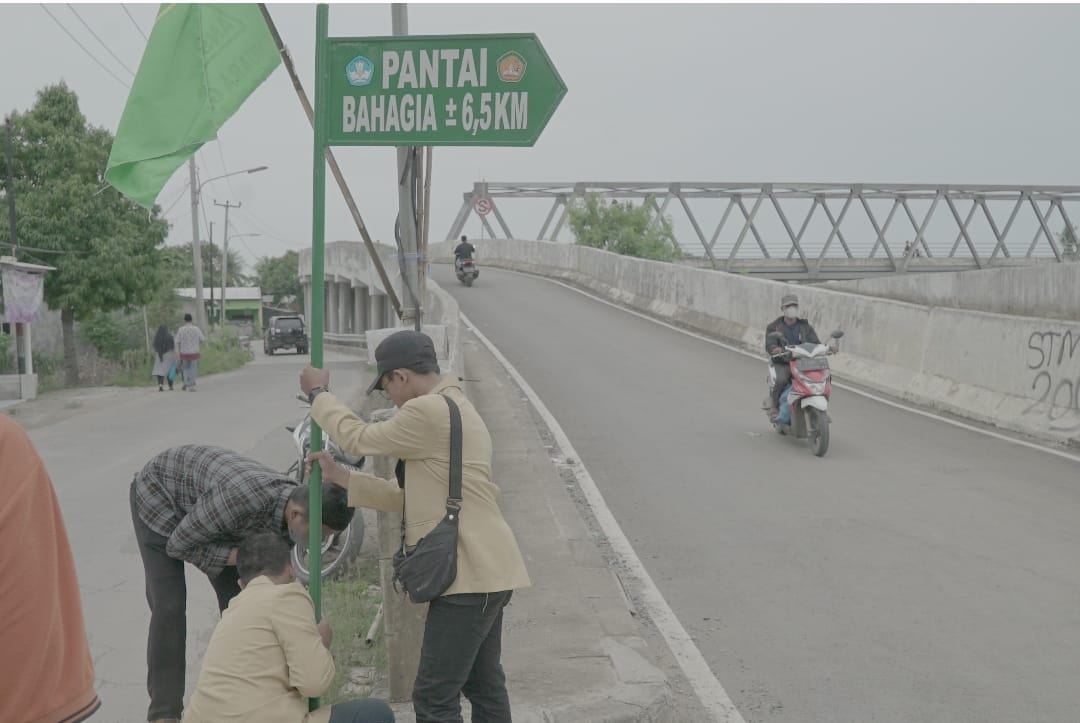 Salah satu bentuk pengabdian masyarakat yang dilakukan Ubhara Jaya dalam mengembangkan wisata bahari, dengan membuat petunjuk jalan.