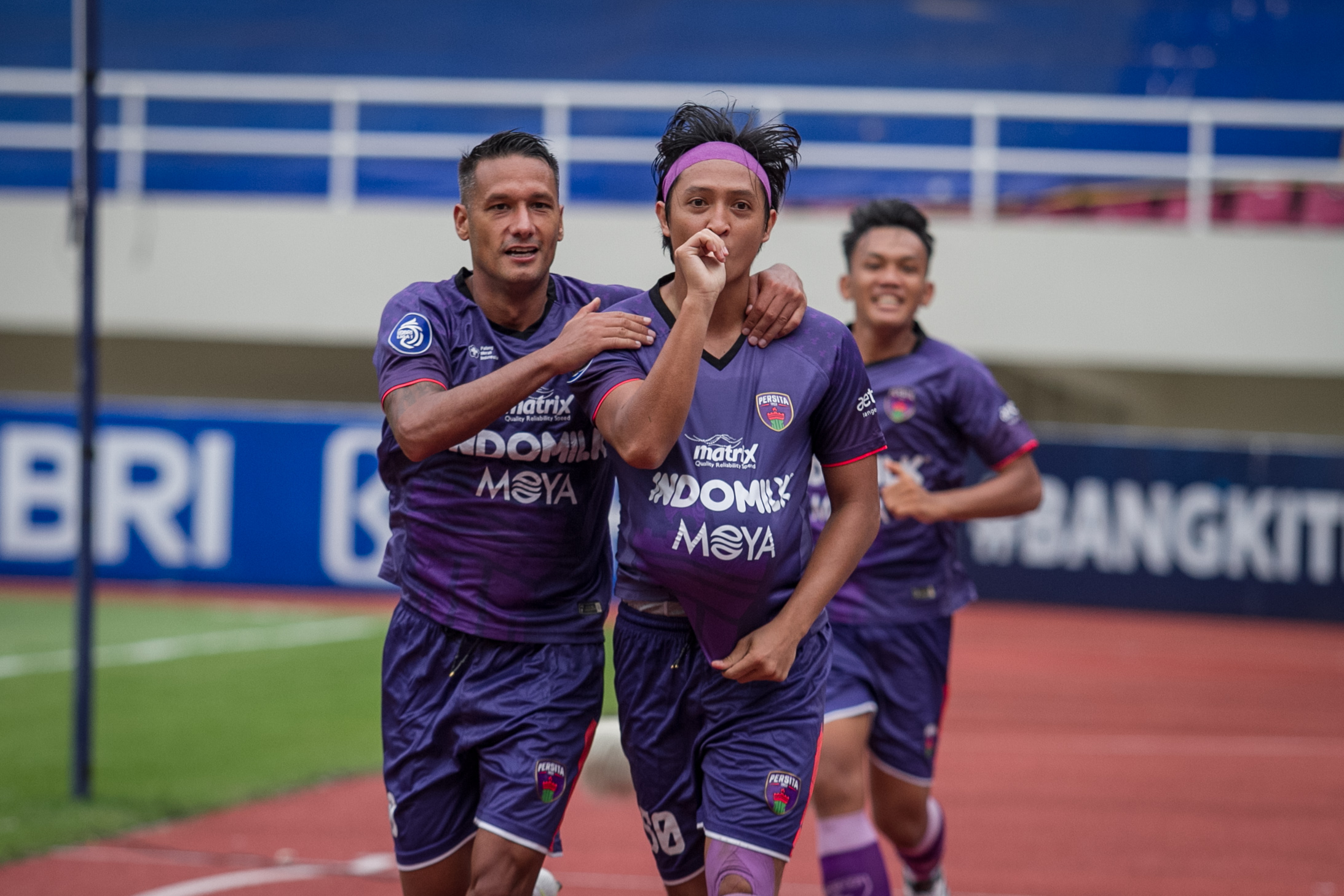 Pemain Persita melakukan selebrasi usai mencetak gol ke gawang lawan.