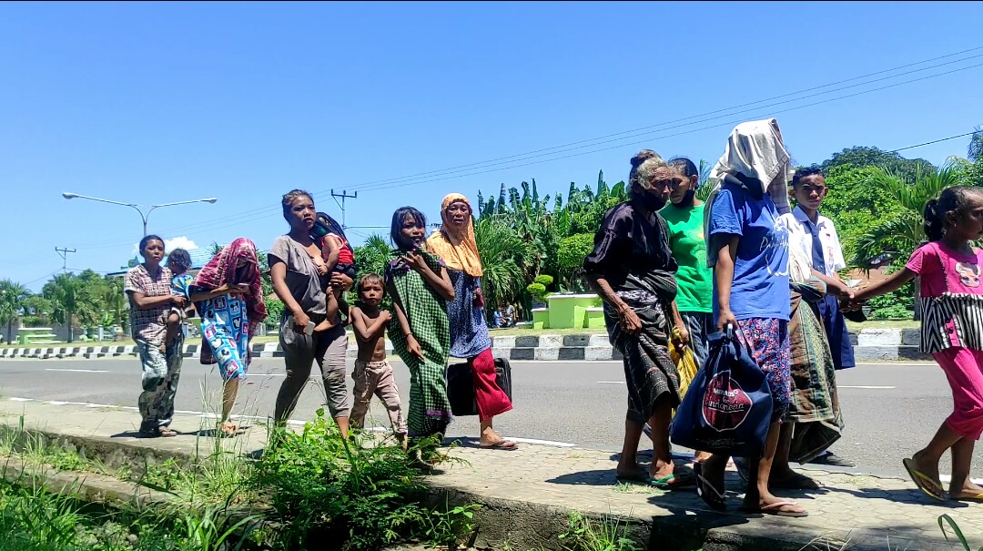 Warga Kota Uneng berjalan kaki menuju kantor bupati Sikka setelah terjadi gempa 7,4 SR berpotensi tsunami di Kabupaten Sikka, Selasa (14/12)