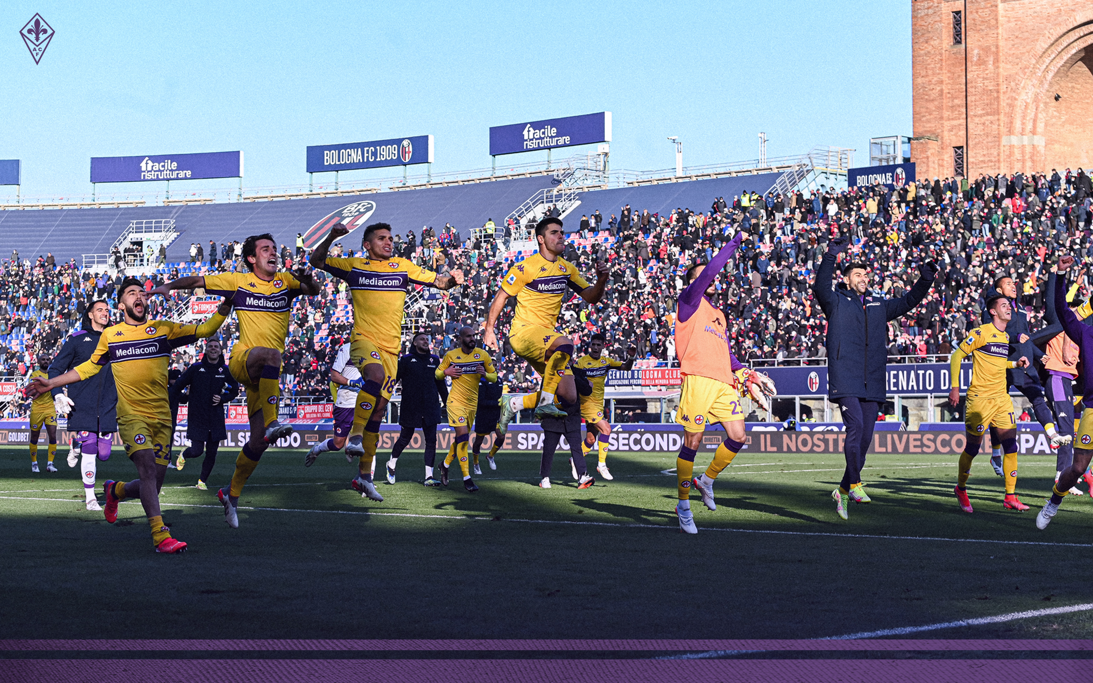 Para pemain Fiorentina merayakan kemenangan mereka atas Bolona di laga Serie A.