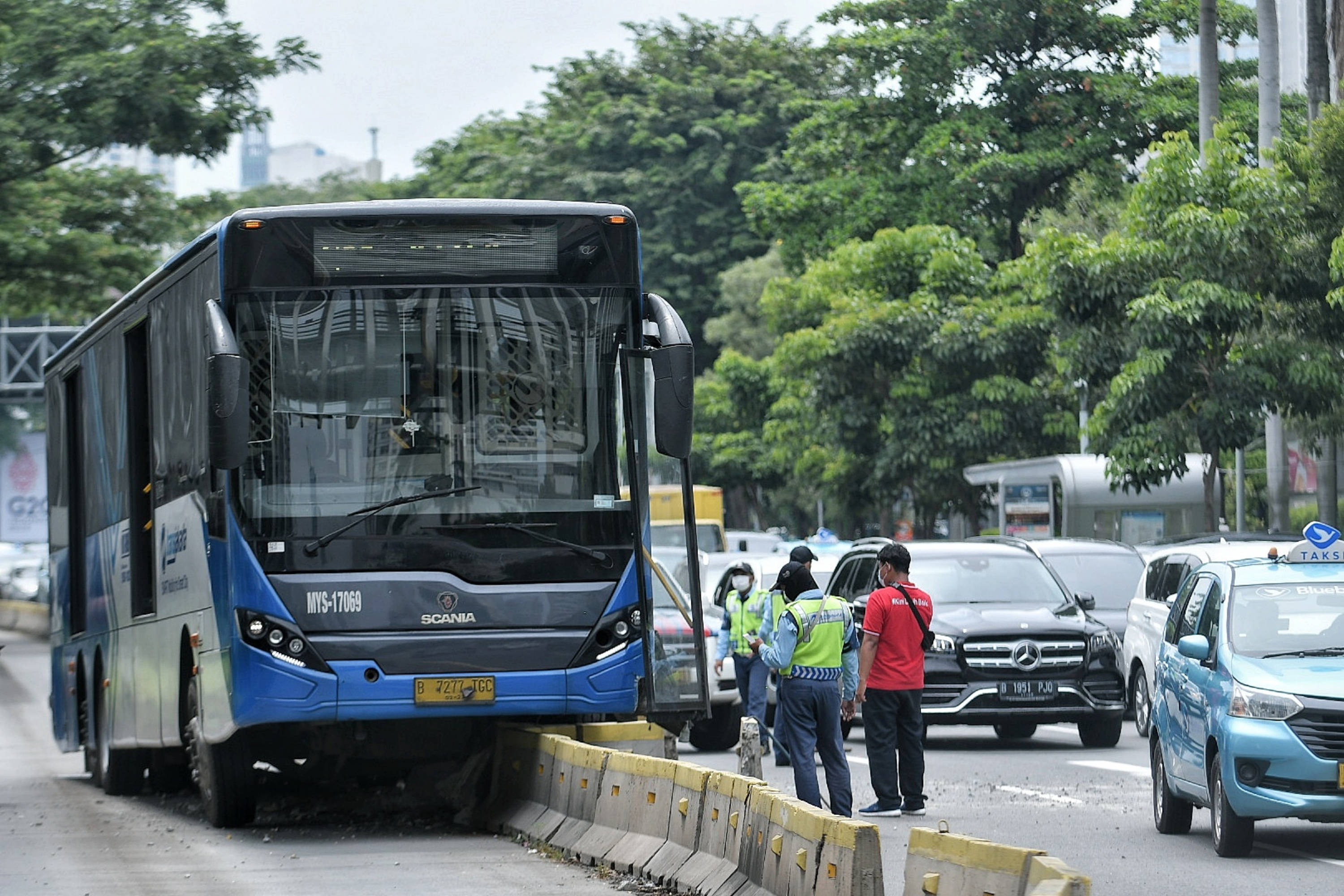  Bus Transjakarta menabrak separator busway di kawasan Bundaran Senayan, Jakarta.