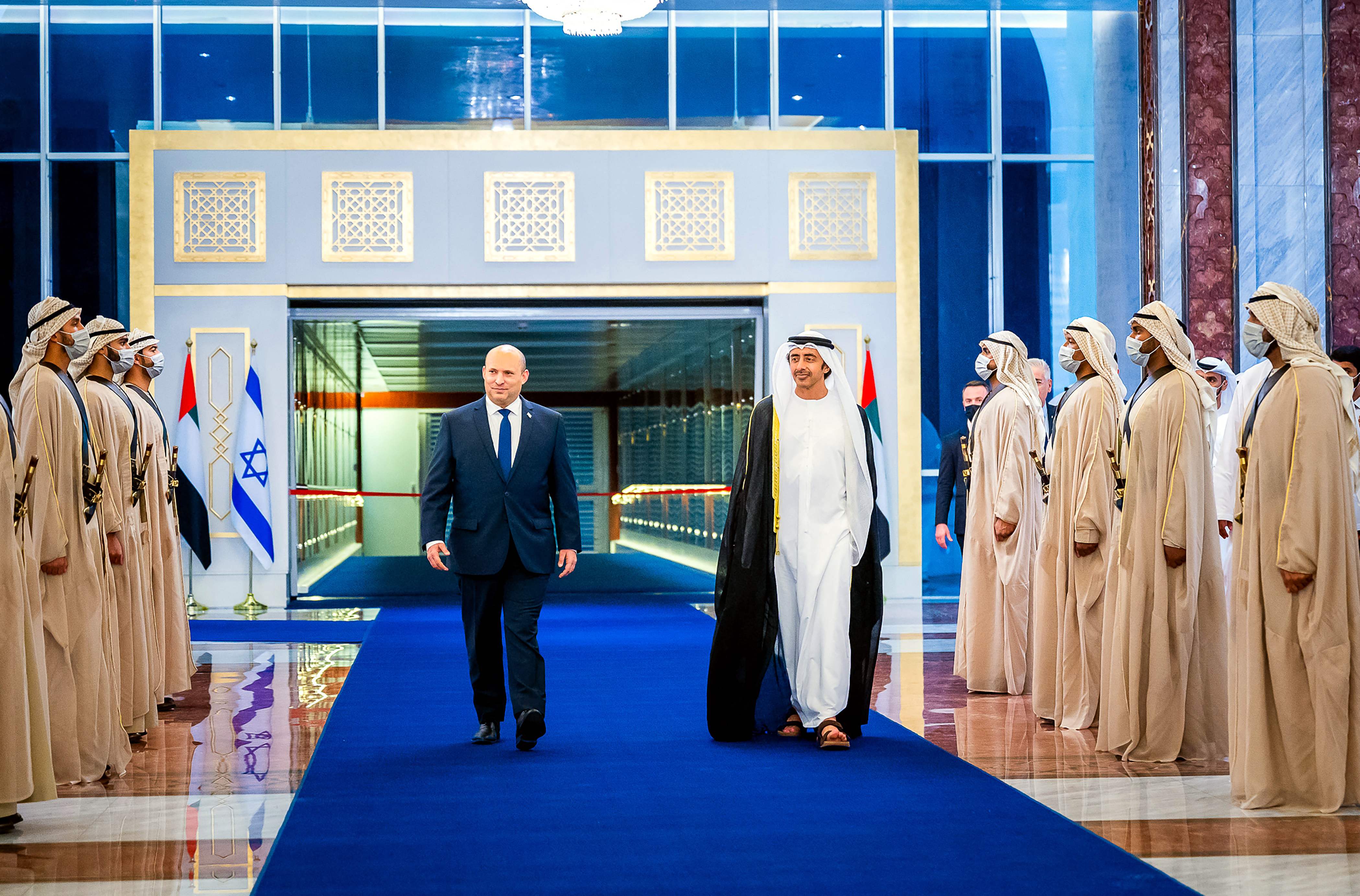 Perdana Menteri Israel Naftali Bennett (kiri) saat tiba di Abu Dhabi, UEA bersama Menlu UEA Sheikh Abdullah bin Zayed Al Nahyan.