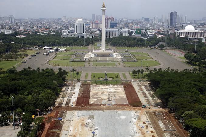 Penebangan pohon di Monas