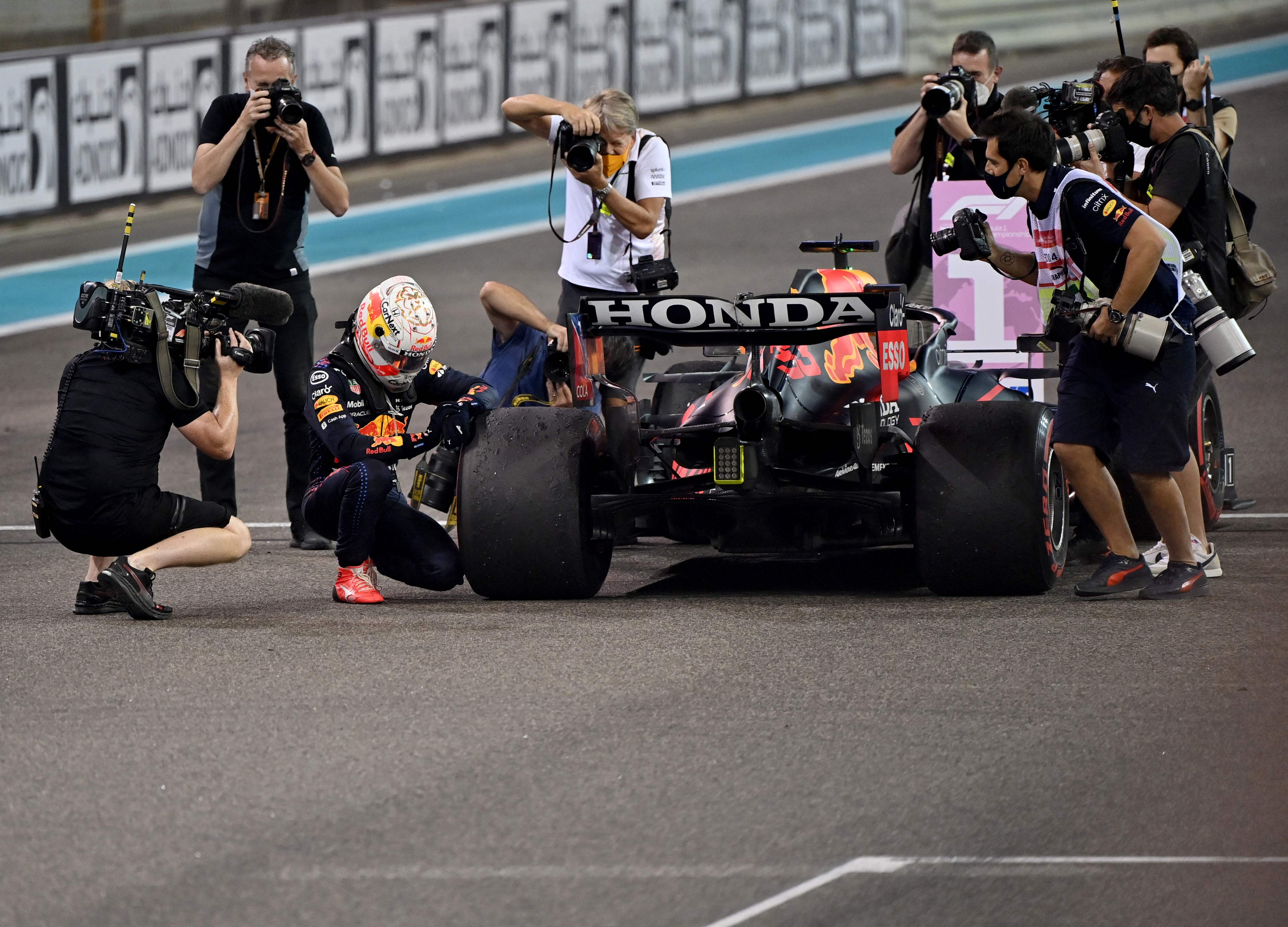 Max Verstappen meluapkan emosi setelah menjadi juara dunia F1 2021 usai memenangi GP Abu Dhabi, Minggu (12/12). 