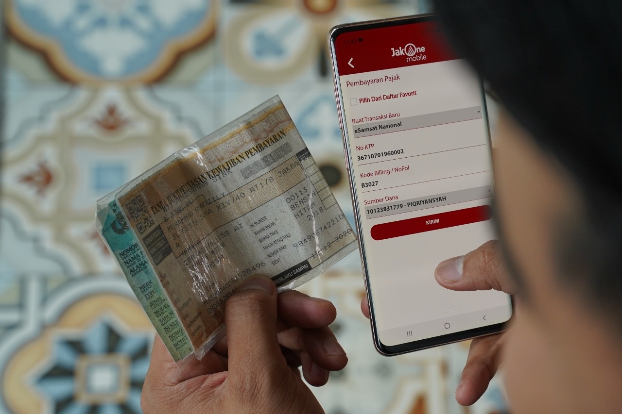 Masyarakat membayar pajak kendaraan melalui aplikasi JakOne Mobile Bank DKI