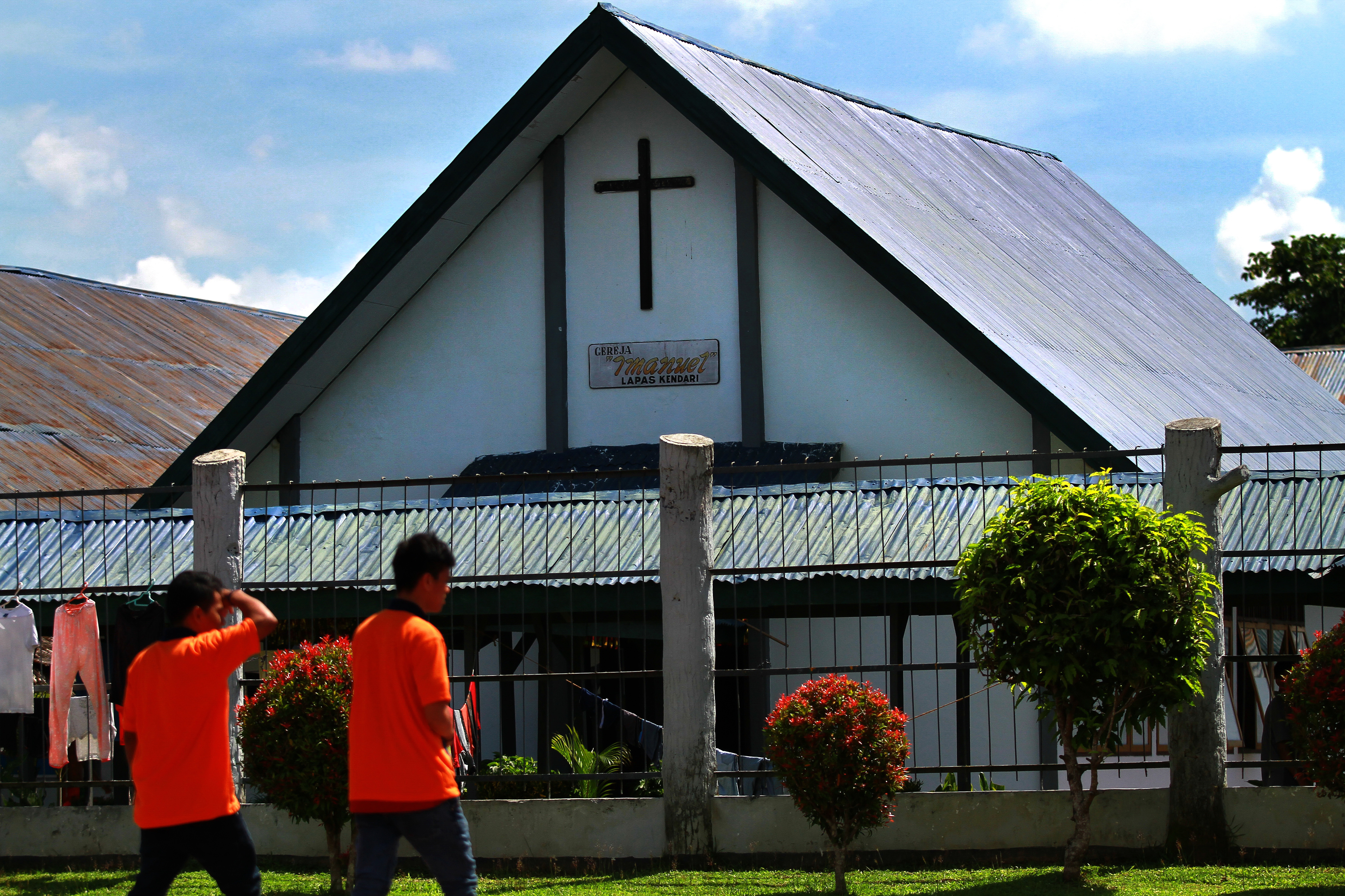 Dua orang warga binaan Lapas Klas 2A Kendari beragama Nasrani berjalan di depan gereja Lapas, Kendari, Sulawesi Tenggara, Sabtu (24/12)