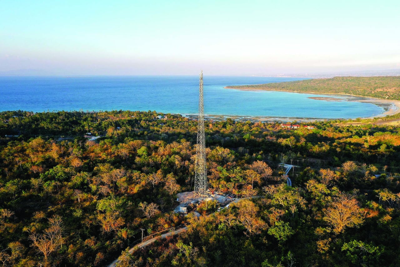 Perkembangan proyek menara BAKTI di Desa Uiasa, Pulau Semau, Nusa Tenggara Timur, Minggu (22/08/2021)