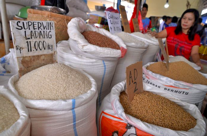 Ilustrasi - Pedagang menata beras di Pasar Tradisional Pinasungkulan, Manado, Sulawesi Utara, Senin (29/4).