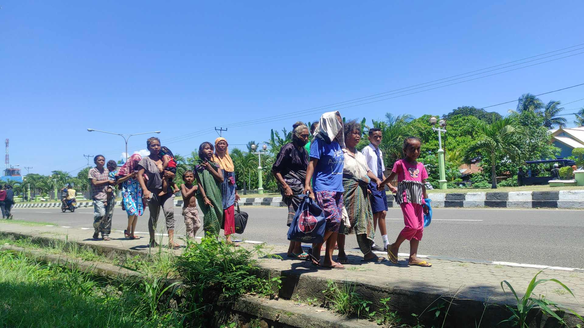 GEMPA BUMI: Warga di Sikka mencari tempat yang aman setelah gempa 7,4 M terjadi tadi pagi. BMKG telah mencabut peringatan tsunami.