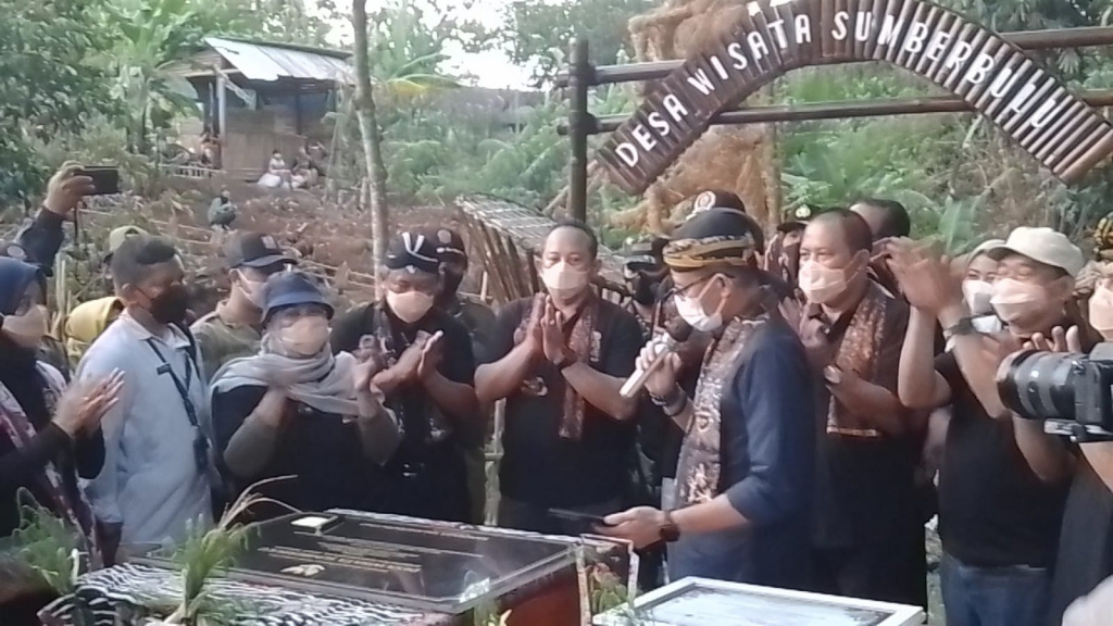 Warga Sumber Bulu menyambut kedatangan penghargaan Desa Wisata dari Kementerian Pariwisata. 