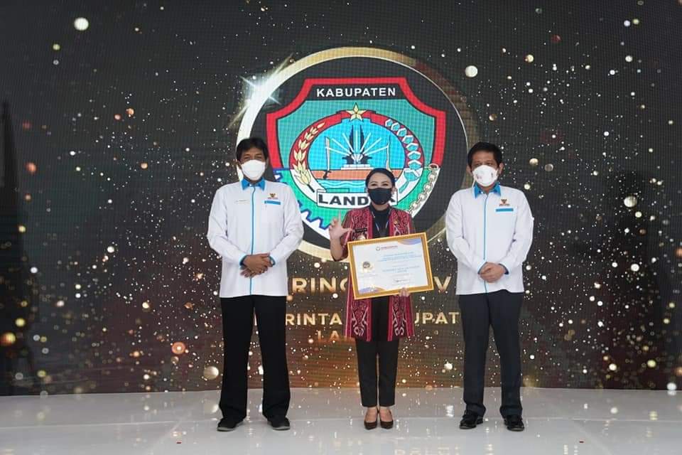 Bupati Landak Karolin Margret Natasa menerima penganugerahan Predikat Kepatuhan Standar Pelayanan Publik 2021 yang diberikan Ombudsman.