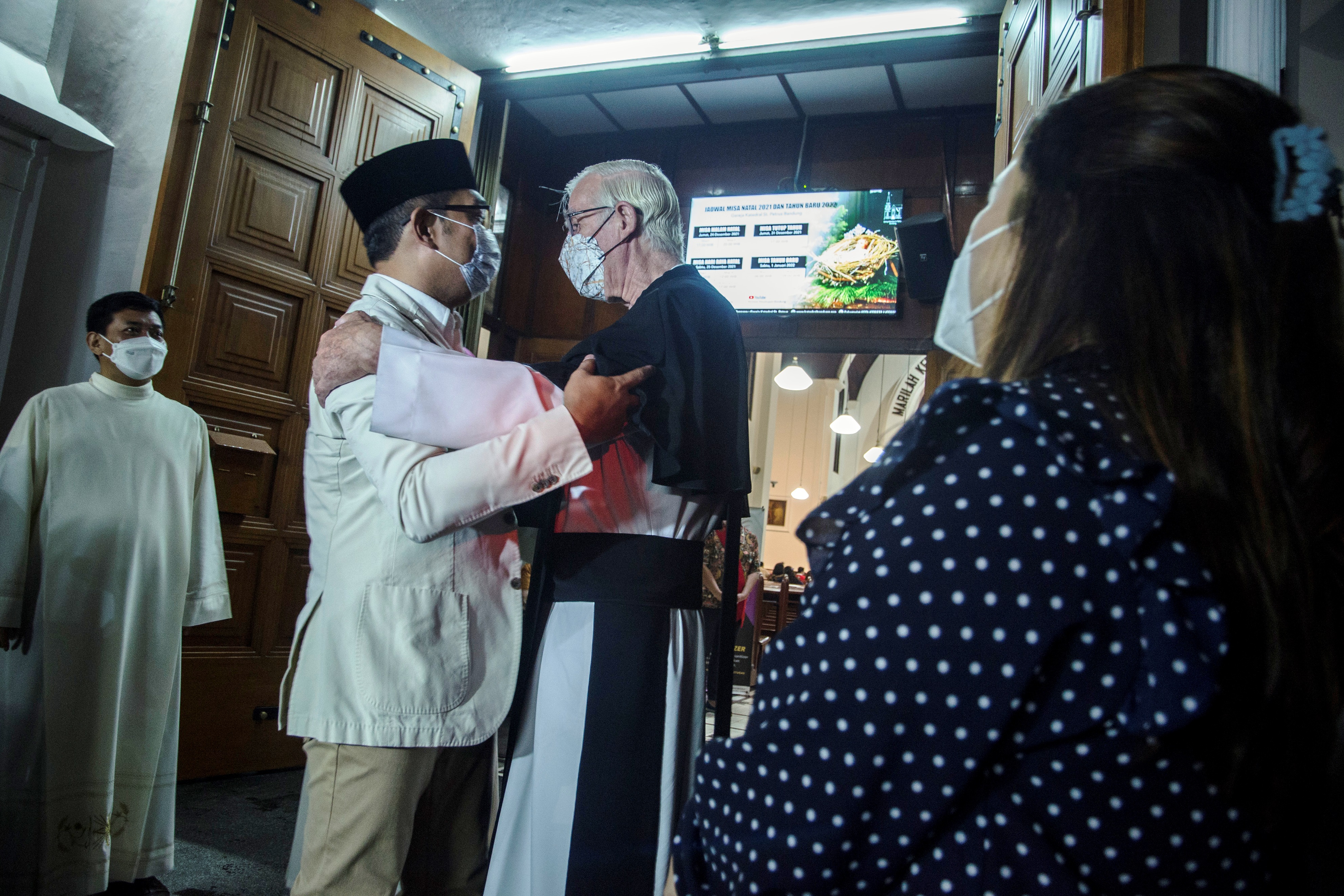 Gubernur Jawa Barat Ridwan Kamil (kedua kiri) berbincang dengan Pastor Leo van Beurden OSC (kedua kanan). 