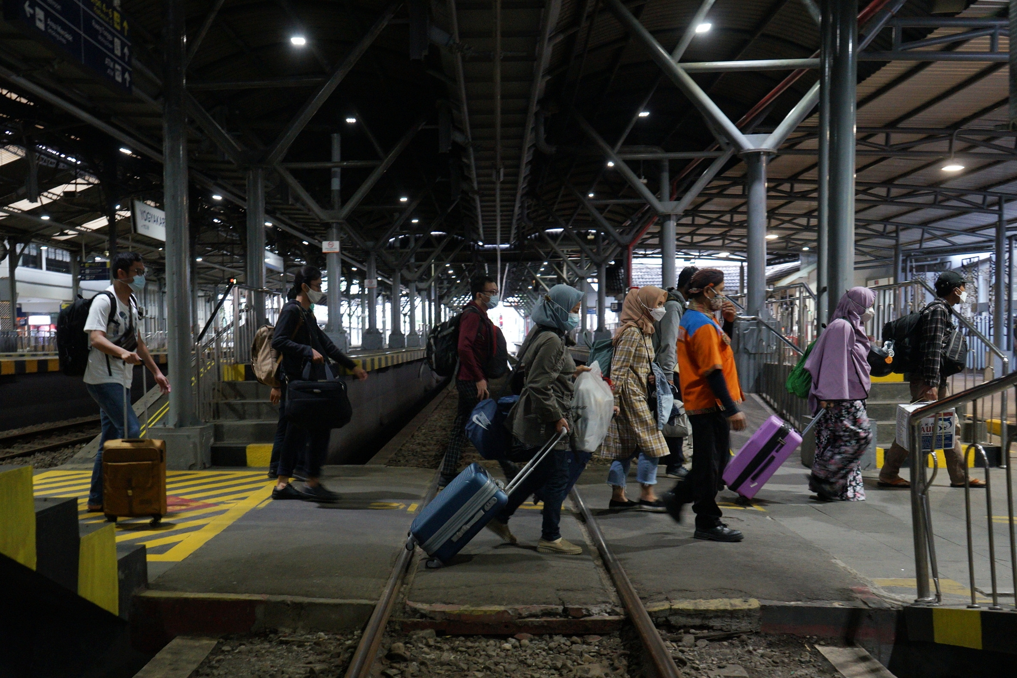  Sejumlah penumpang kereta api berjalan setibanya di Stasiun Tugu, Yogyakarta.